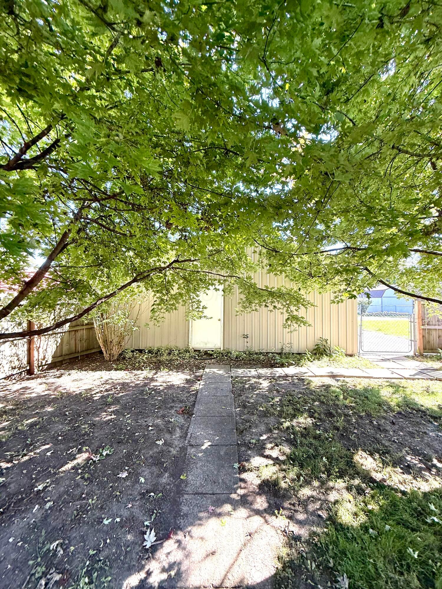 327 E Elm Street Property Photo 5
