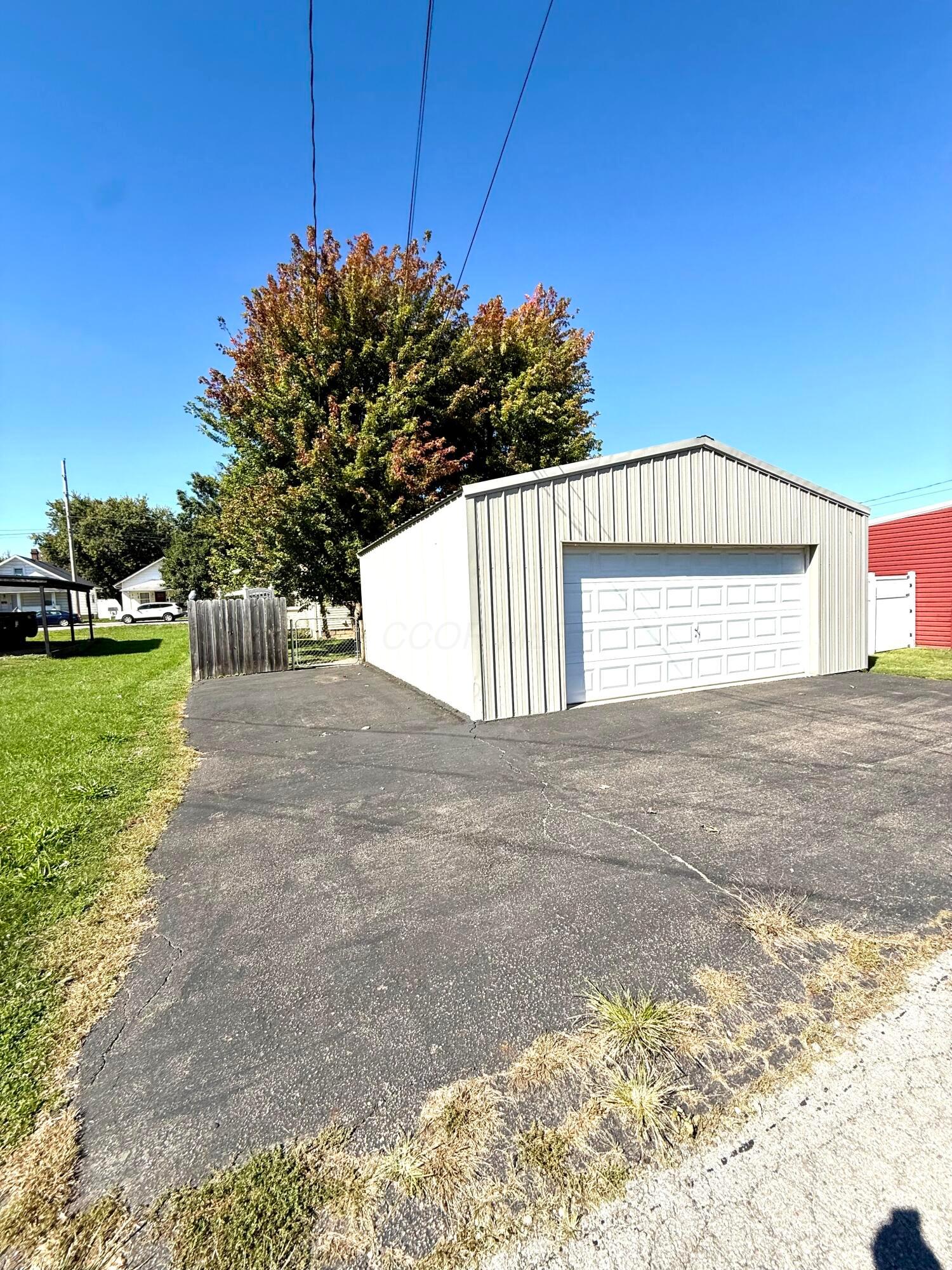 327 E Elm Street Property Photo 6