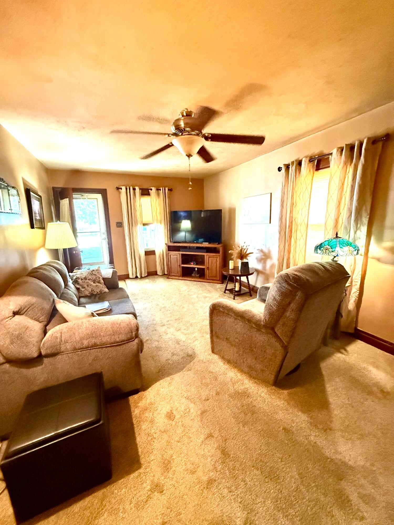 327 E Elm Street Property Photo 8