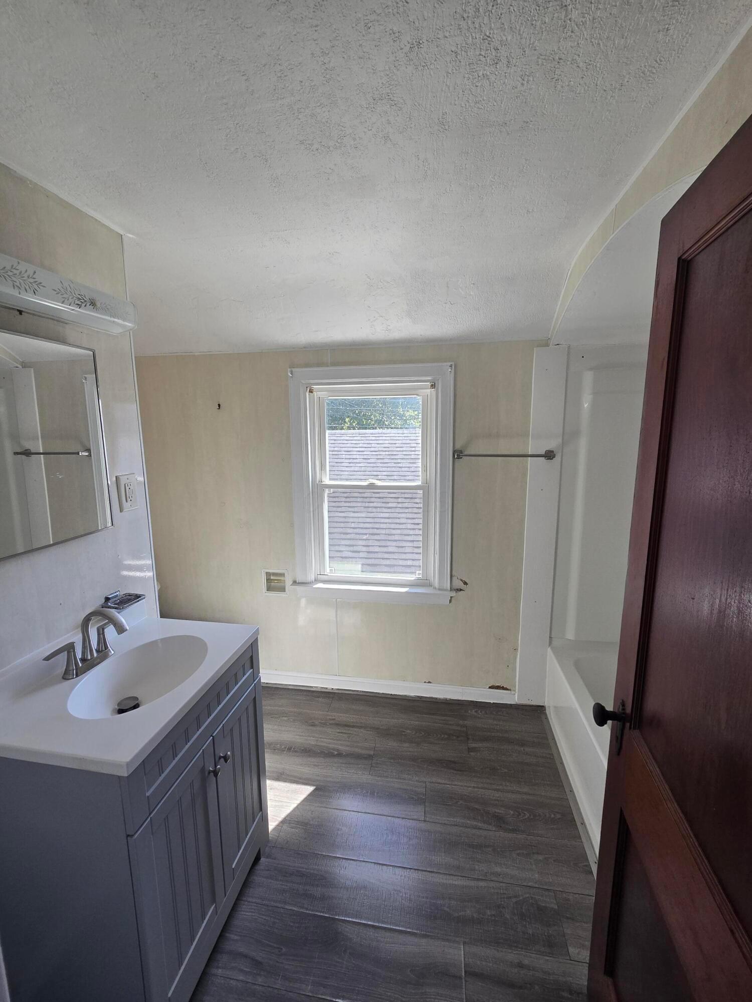324 E 6th Avenue Property Photo 23