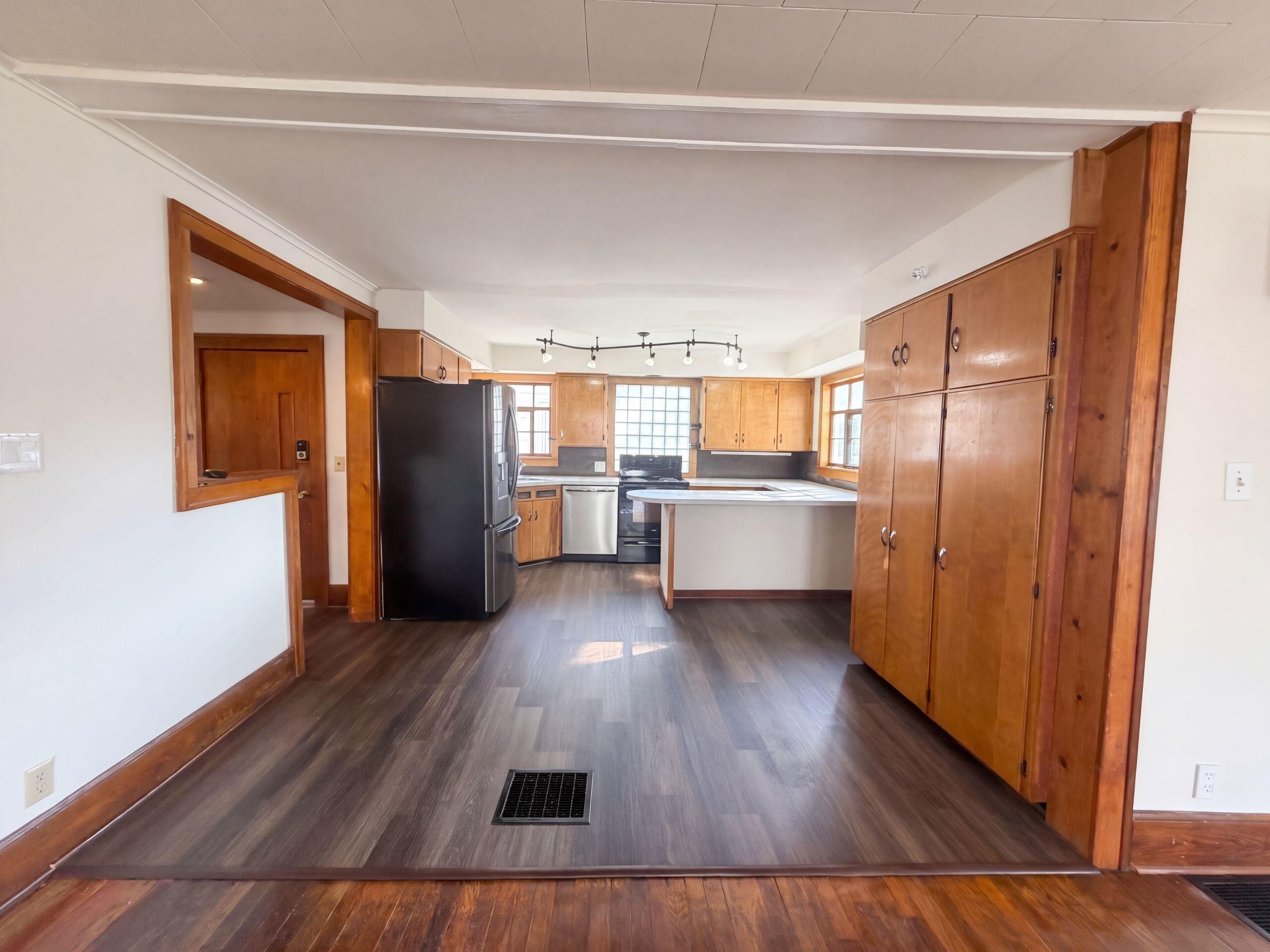 320 S High Street Property Photo 14