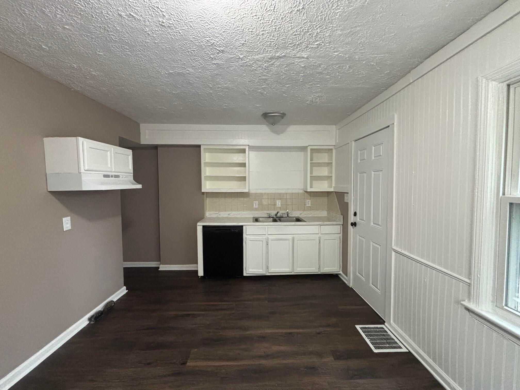 844 S Harris Avenue Property Photo 3