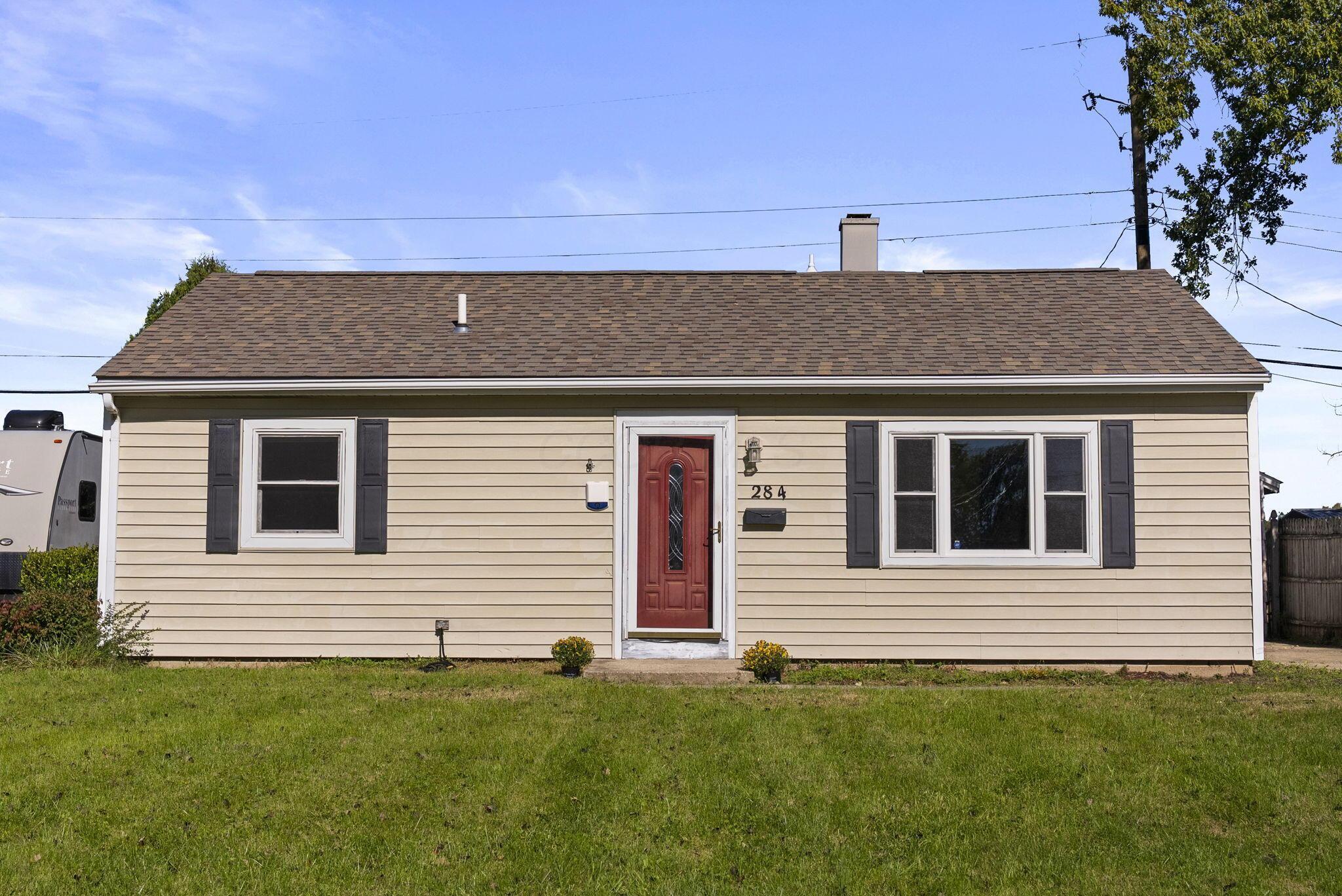 284 Madison Drive N Property Photo 2