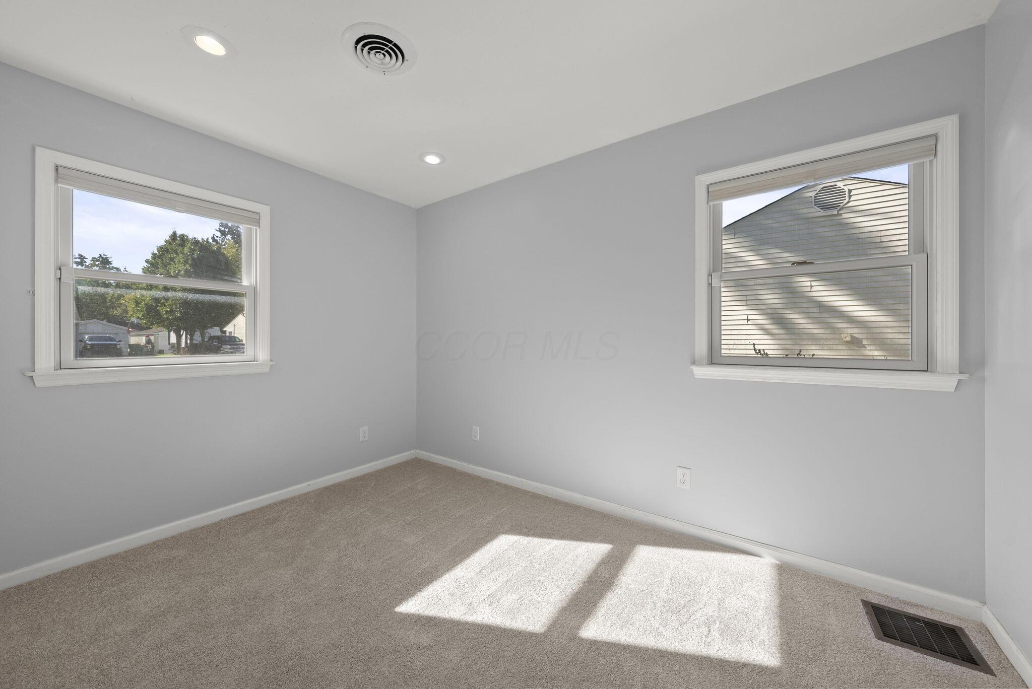 284 Madison Drive N Property Photo 18