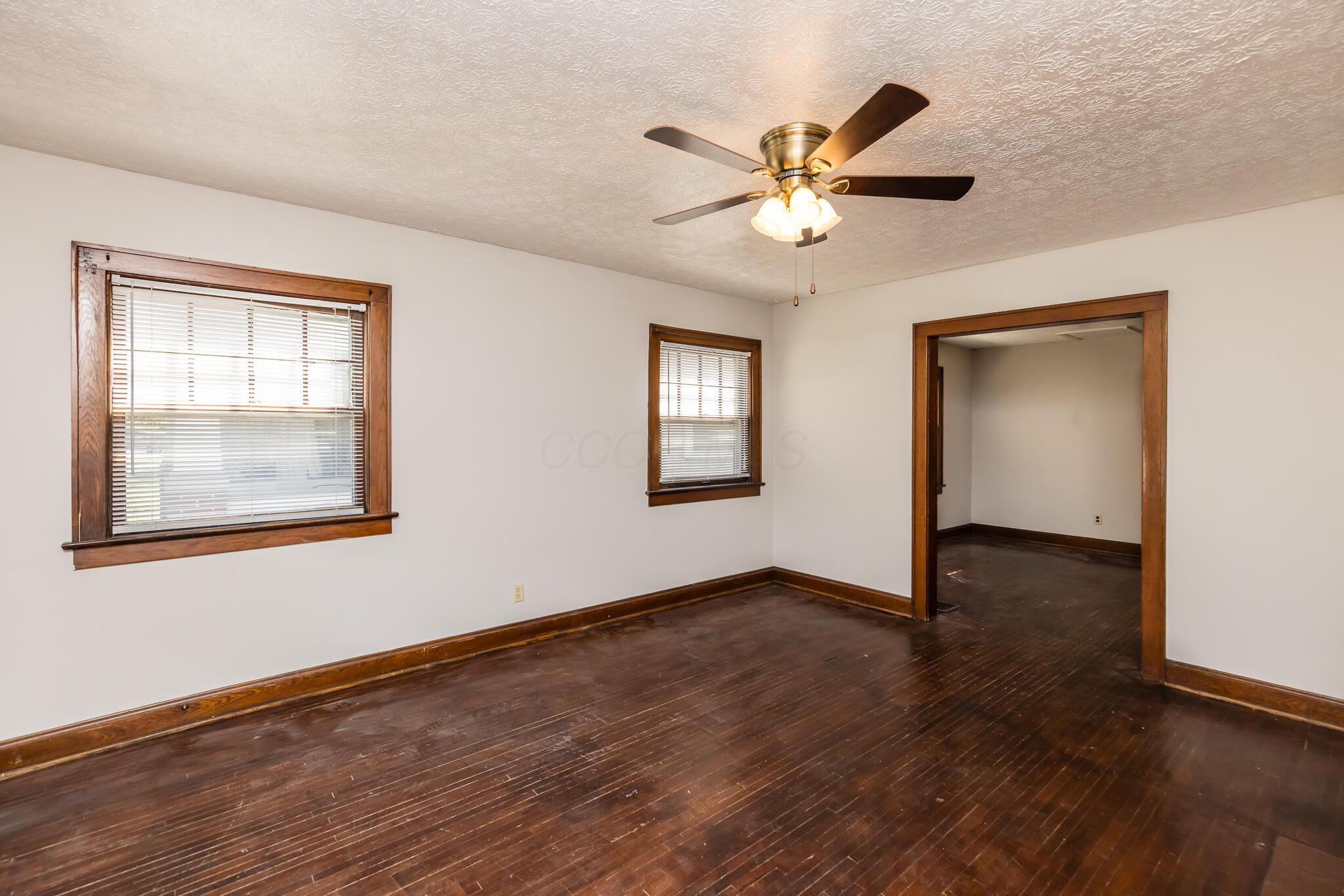 213 - 215 W Weber Road Property Photo 7