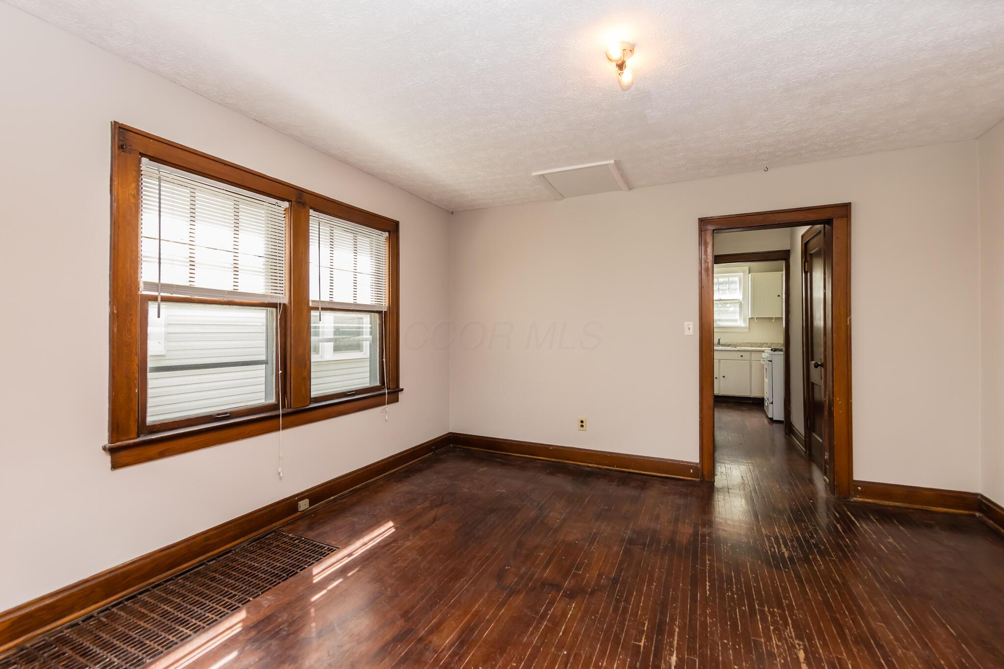 213 - 215 W Weber Road Property Photo 9