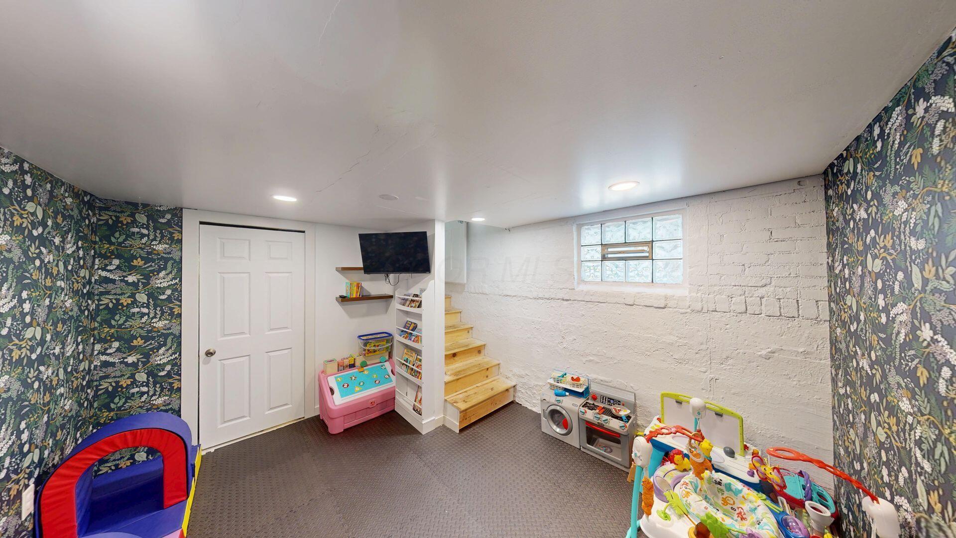 563 Melrose Avenue Property Photo 22