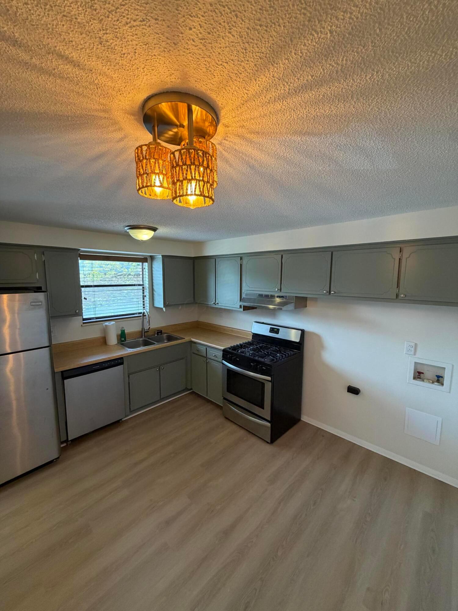1635 Mcnaughten Road, B Property Photo 1