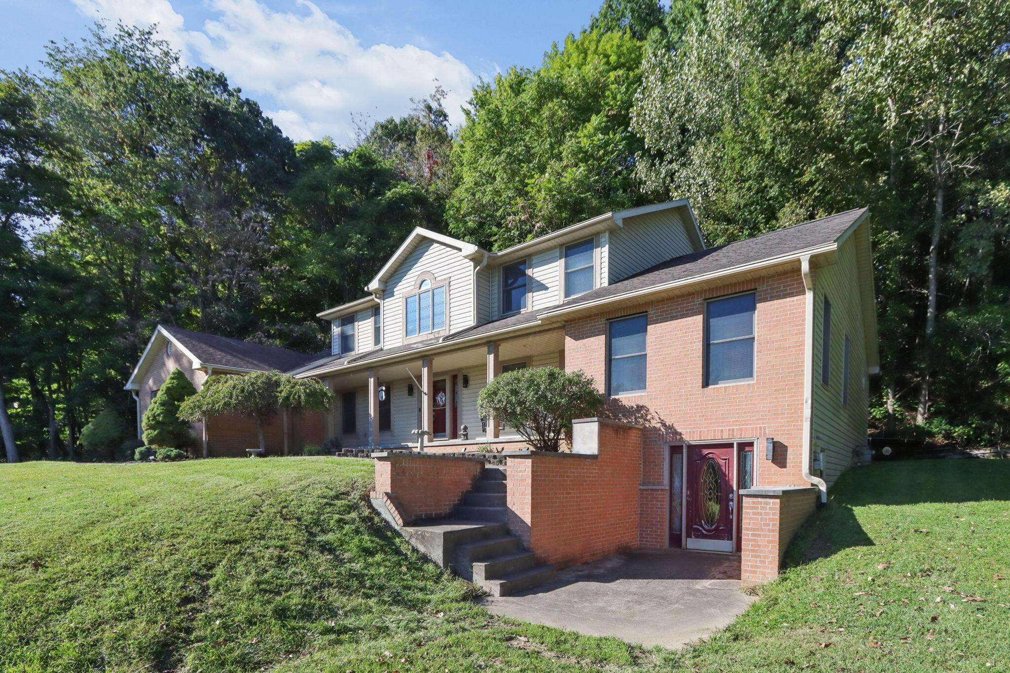 800 Briarhill Drive Property Photo 3
