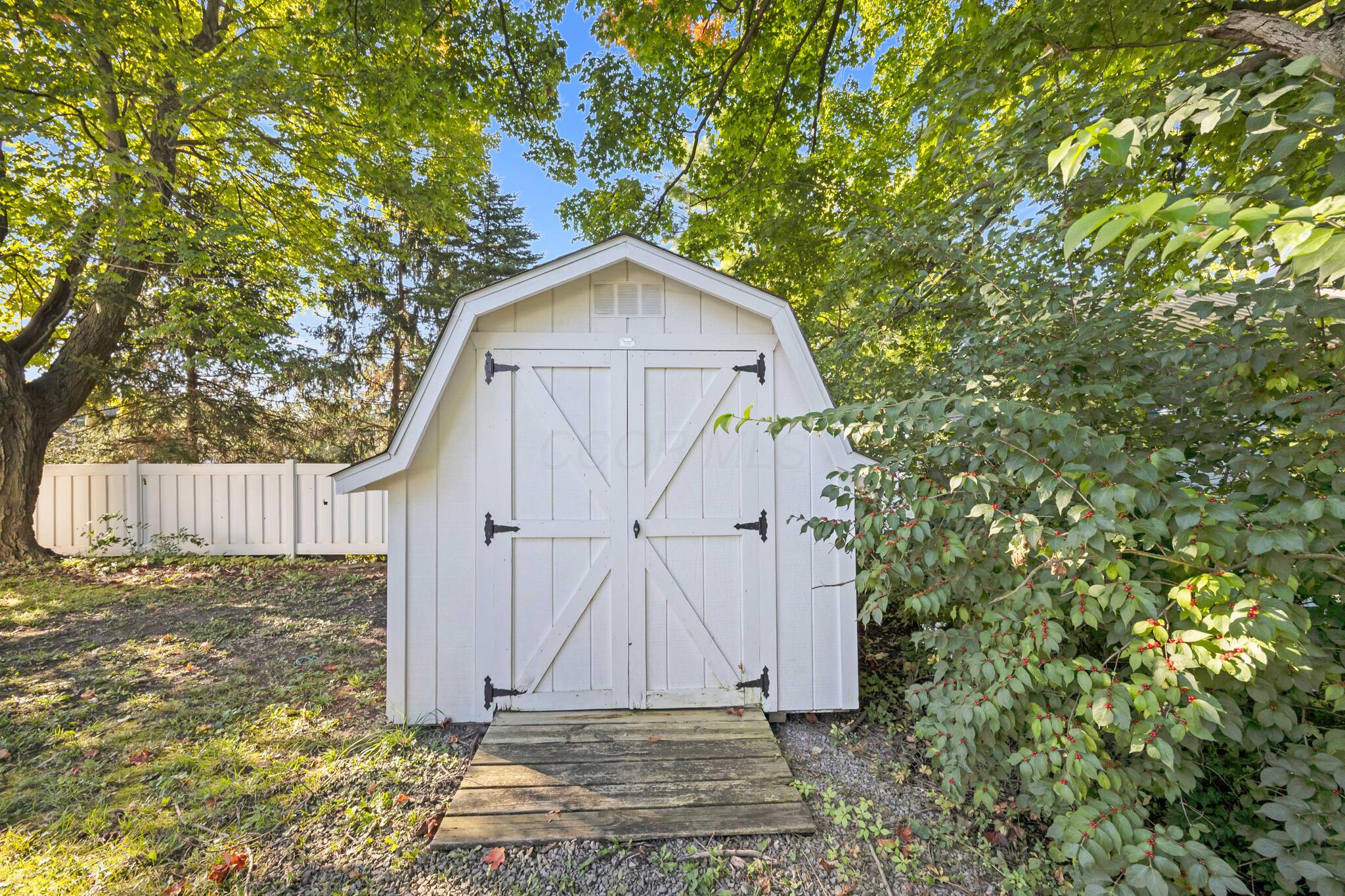 548 Center Avenue Property Photo 38