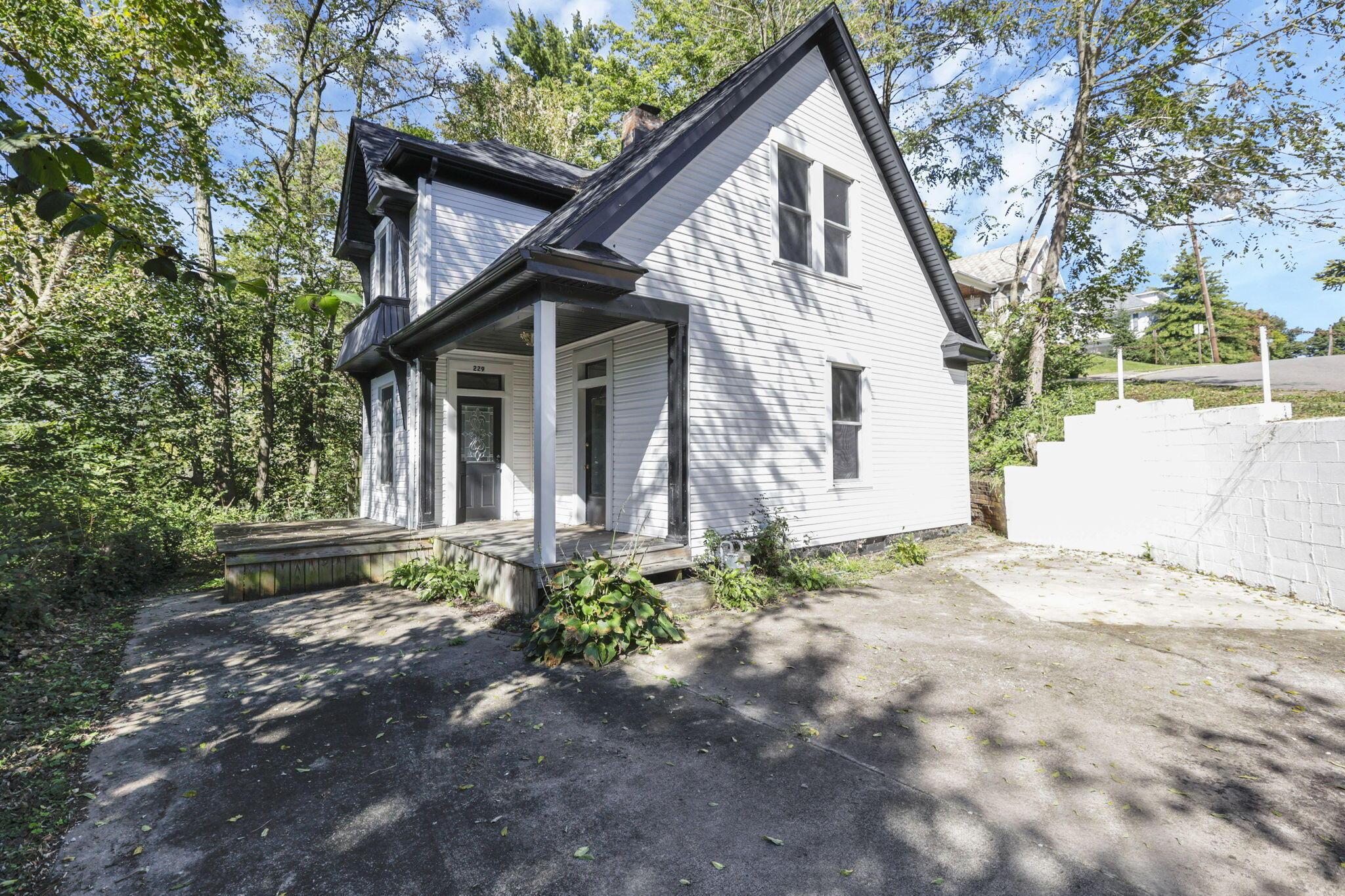 229 N Spring Street Property Photo 1