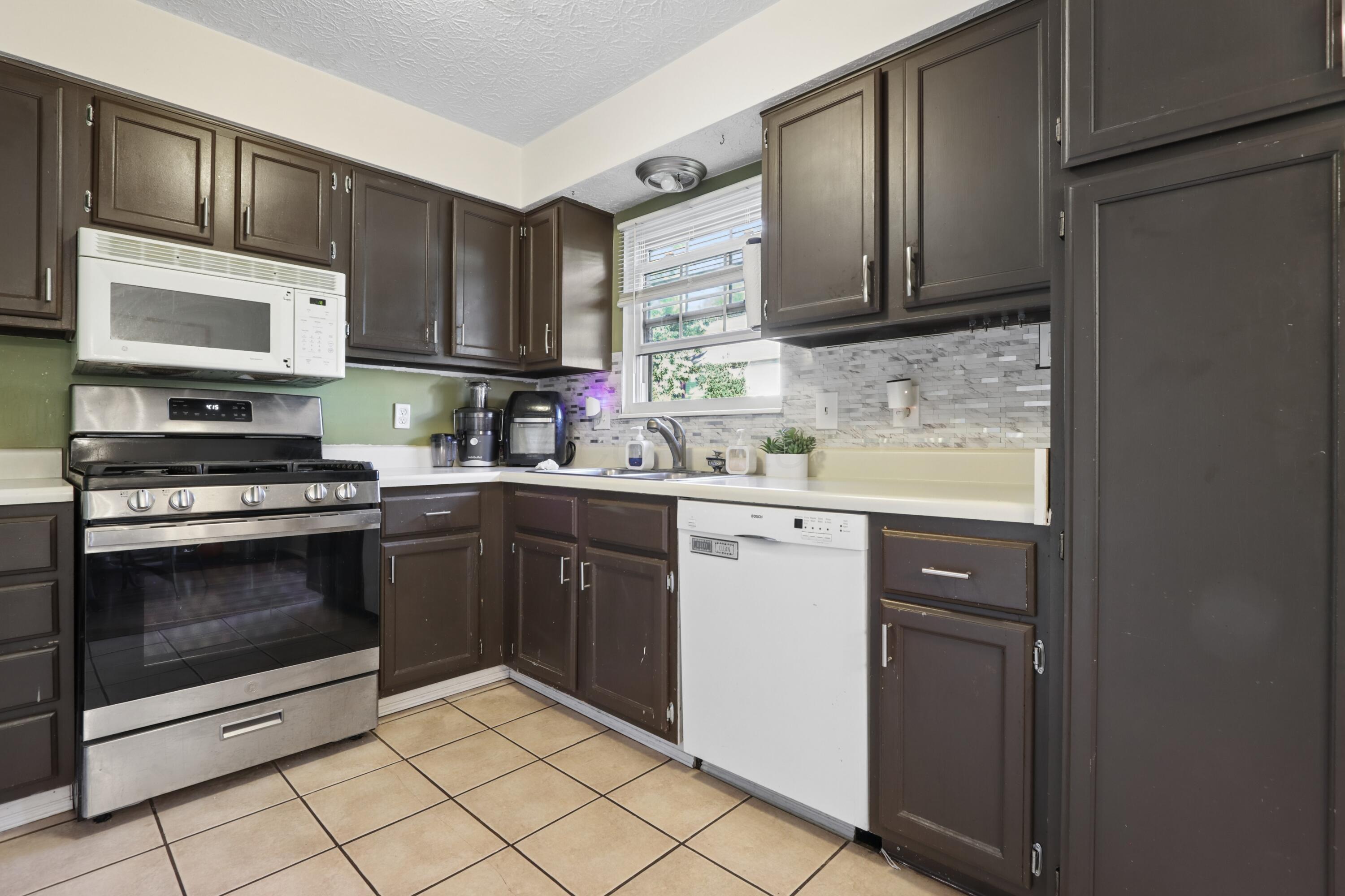 1276 Somerset Way Property Photo 12