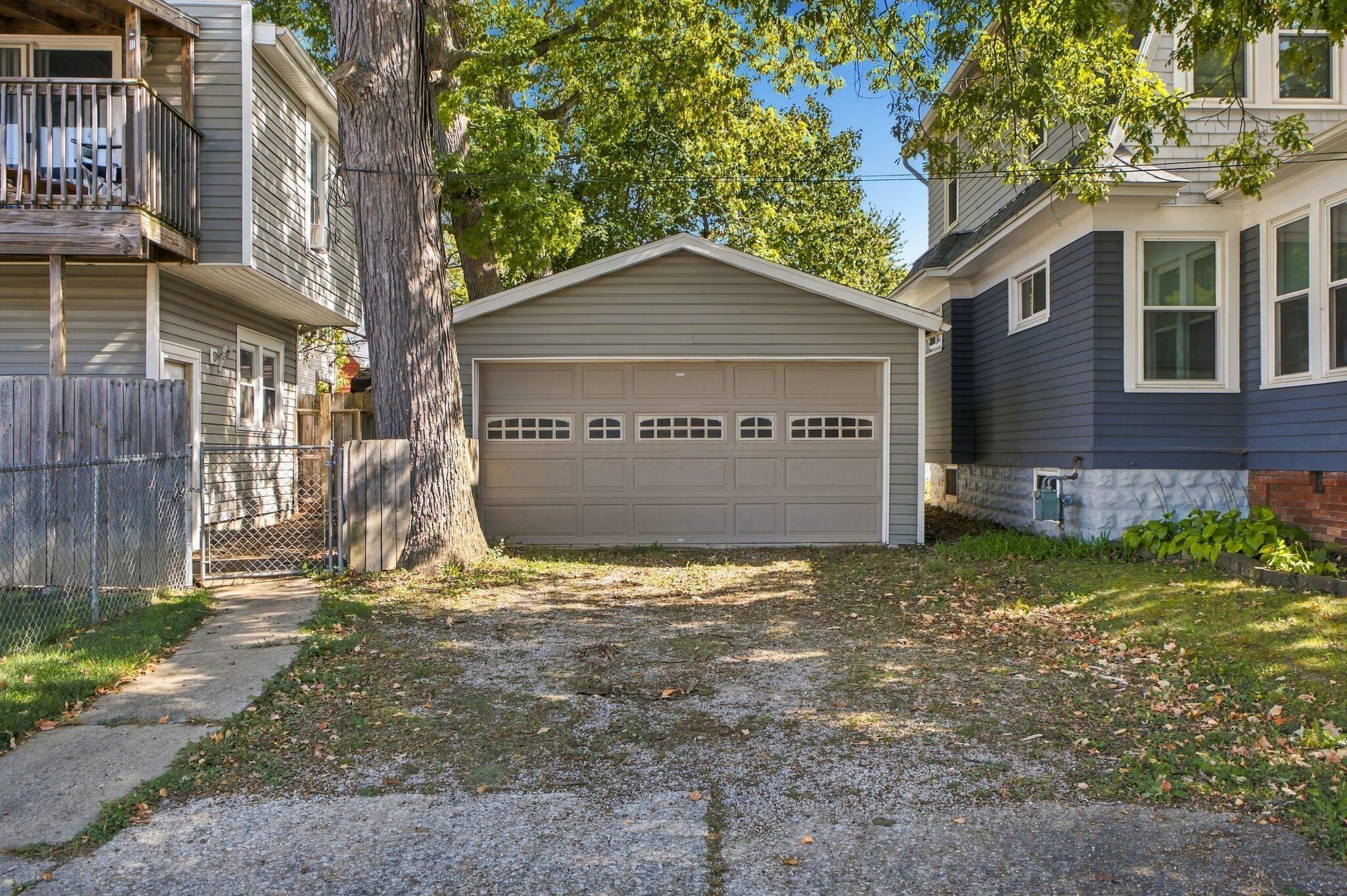 127 E Walnut Street Property Photo 4
