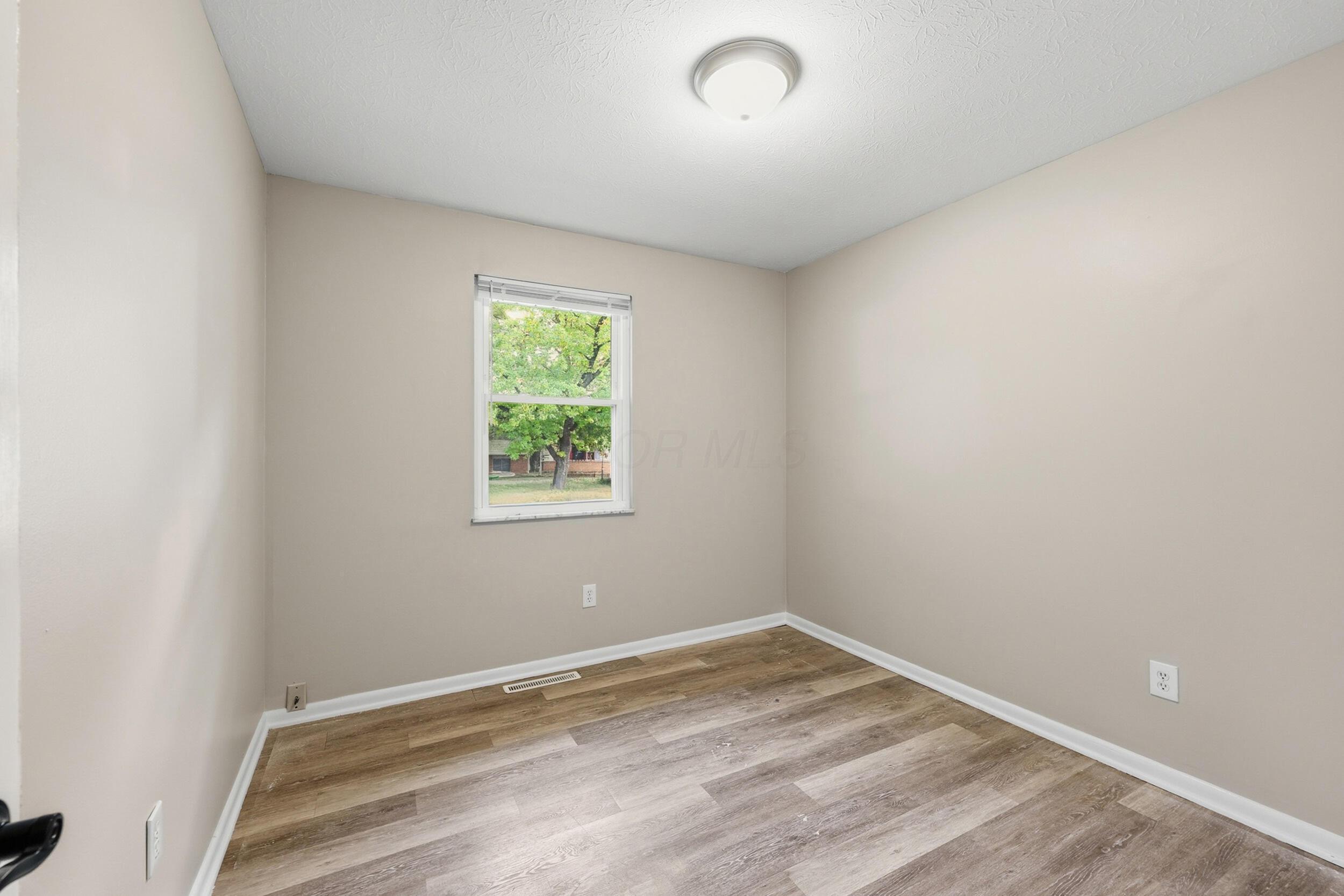 226038882 Property Photo 16