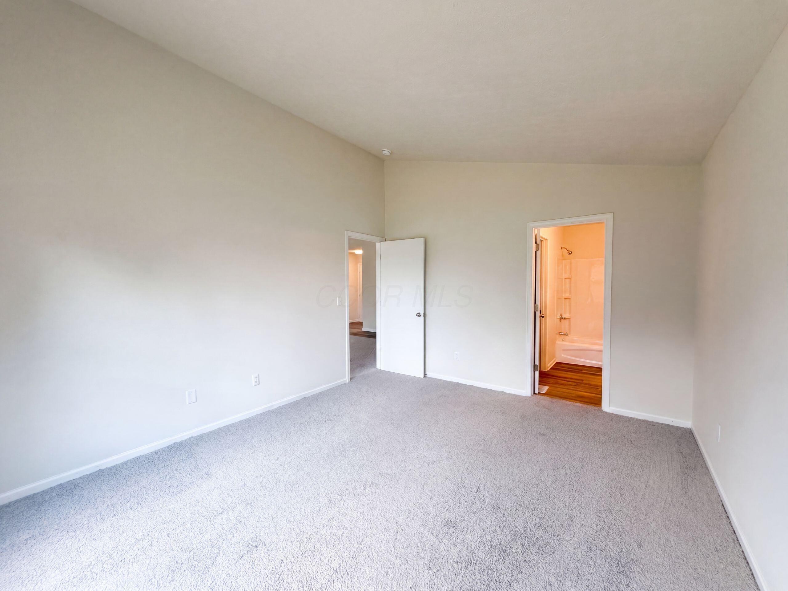 3223 Berkley Pointe Drive Property Photo 4