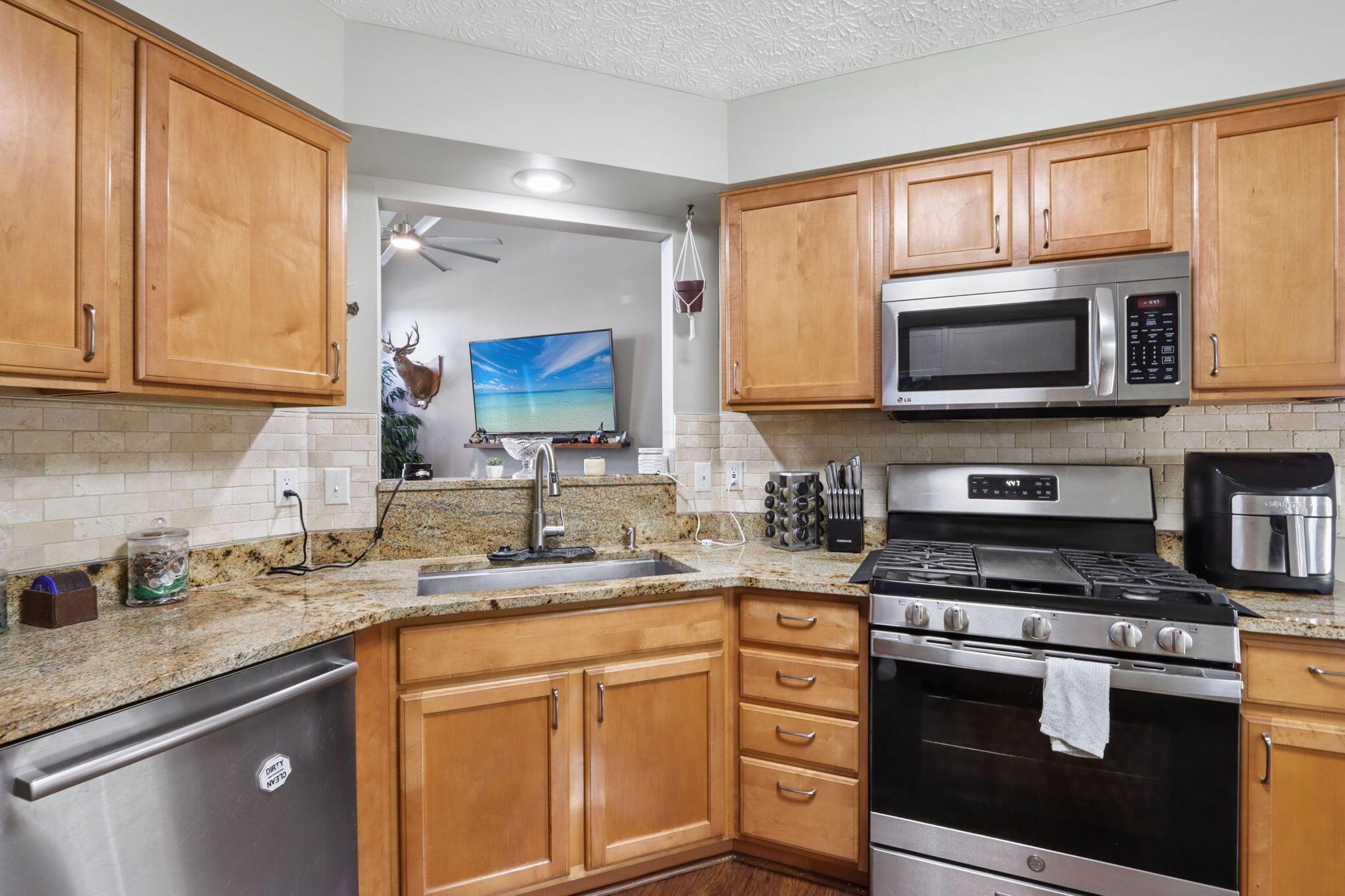 415 Hillcrest Drive Property Photo 11