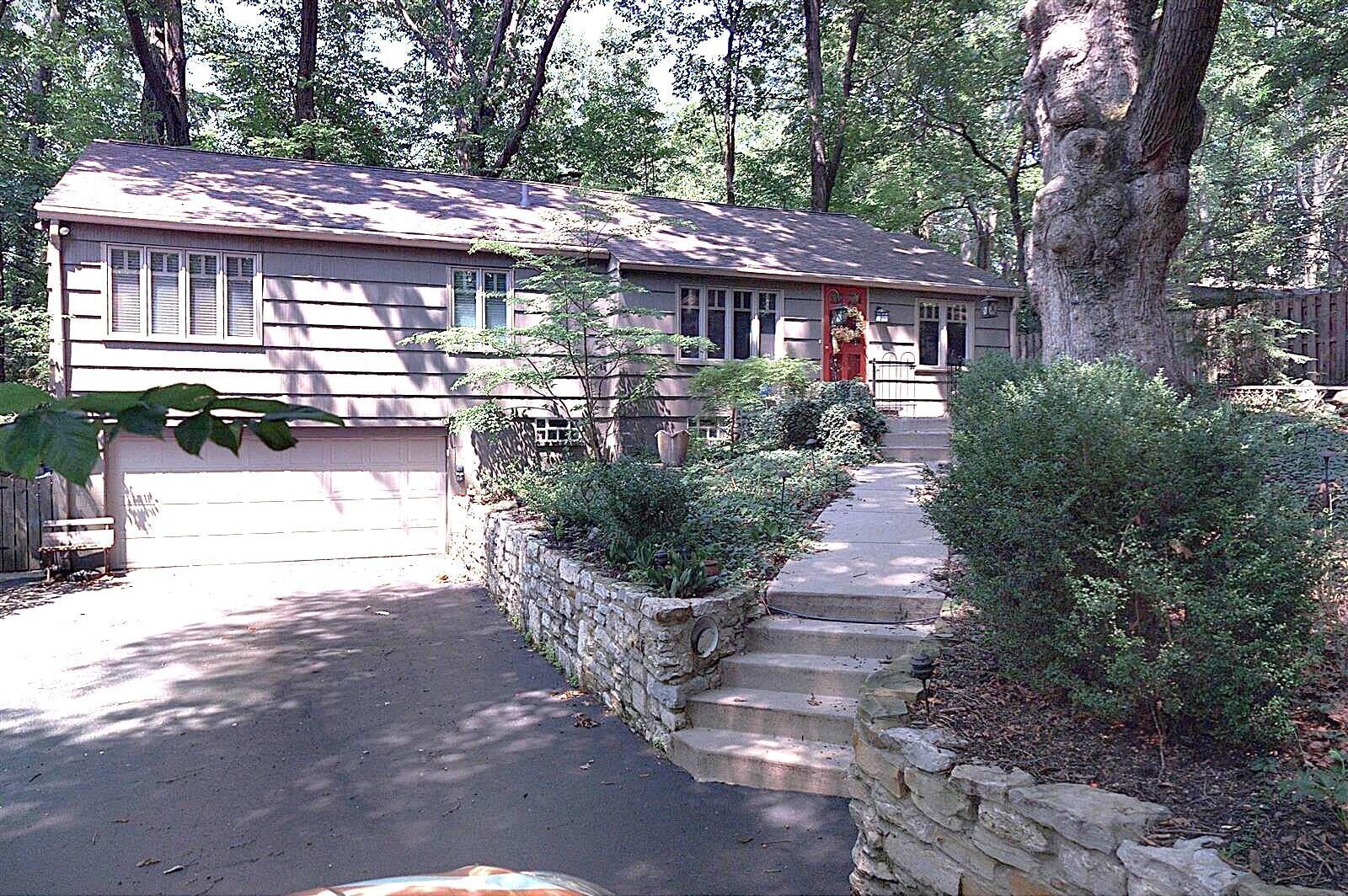 562 Yaronia Drive N