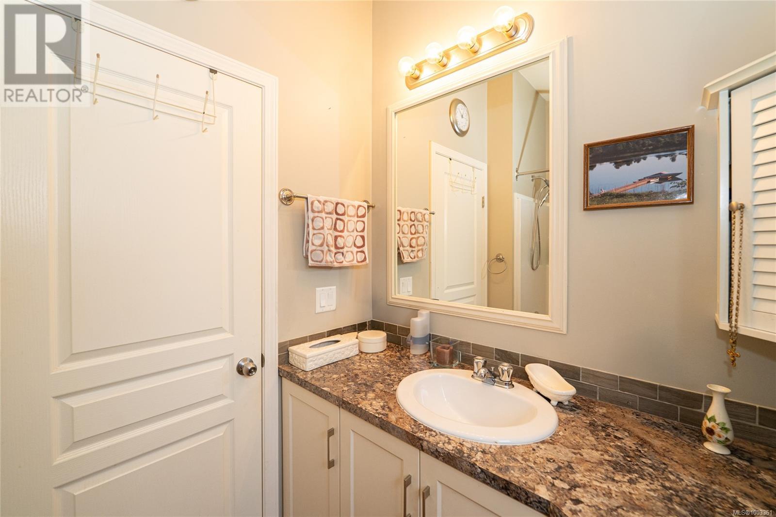 158 3042 River Rd Property Photo 17