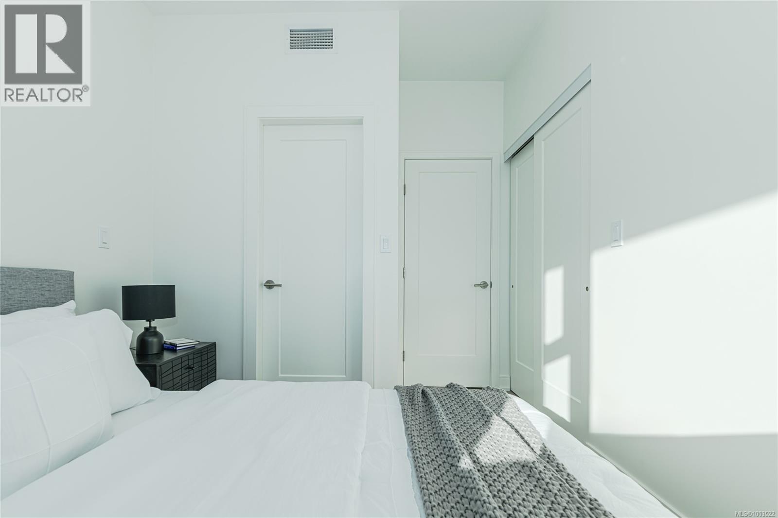 900 1628 Store St Property Photo 16