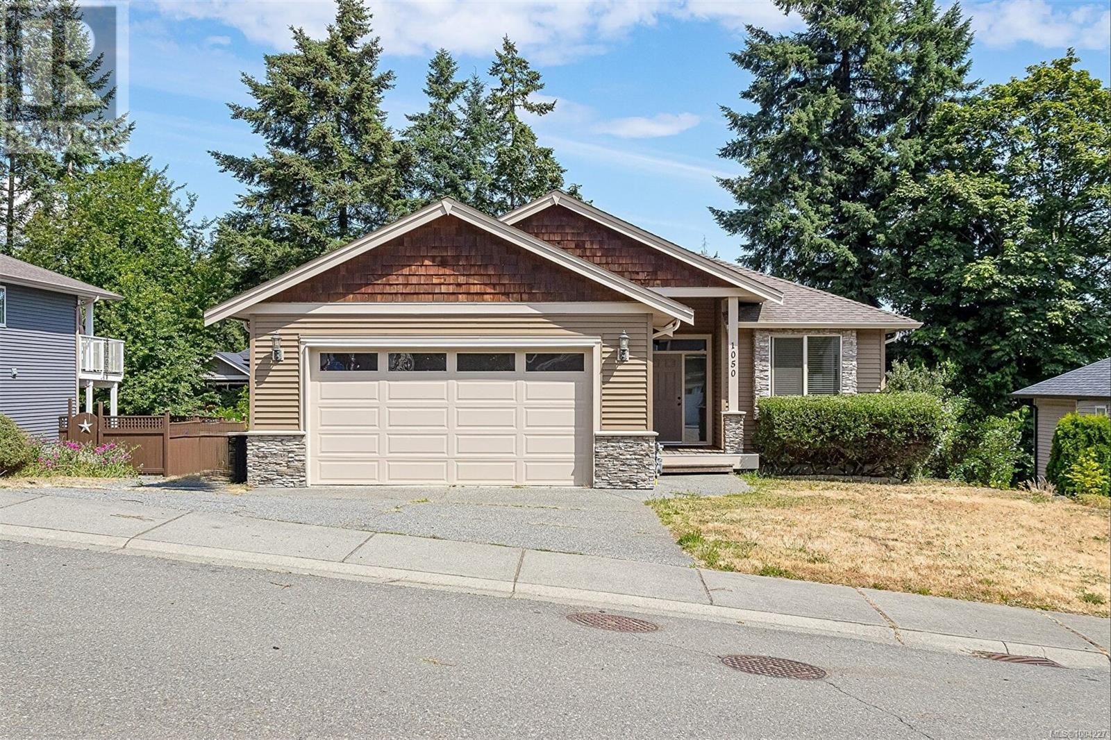 1050 Southwood Dr Property Photo 1