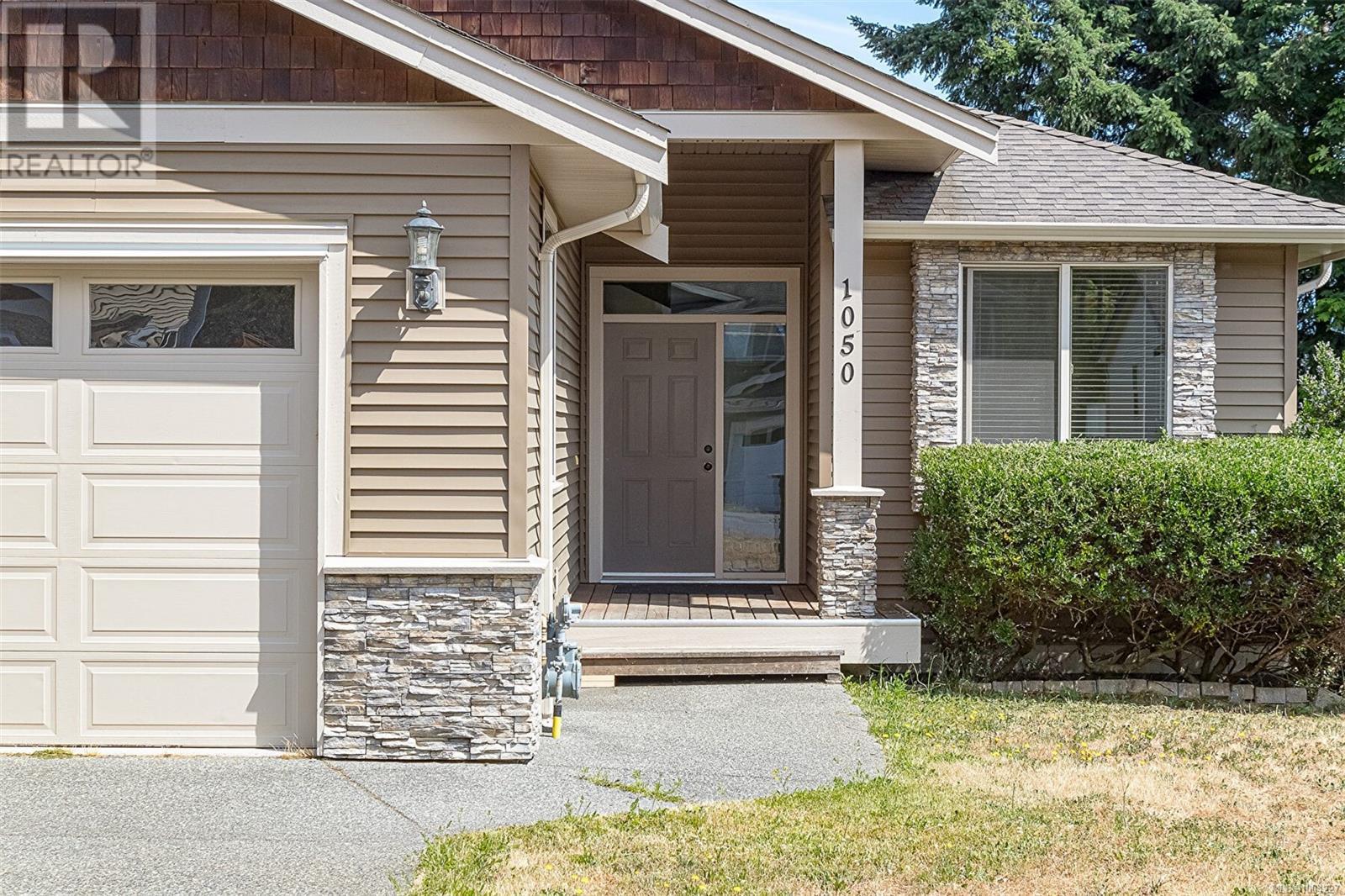 1050 Southwood Dr Property Photo 3