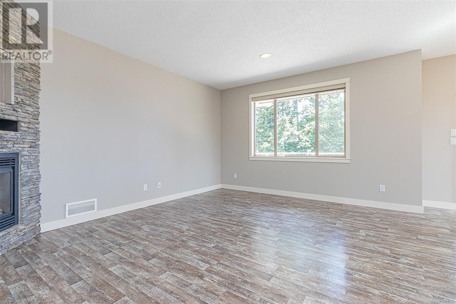 1050 Southwood Dr Property Photo 4