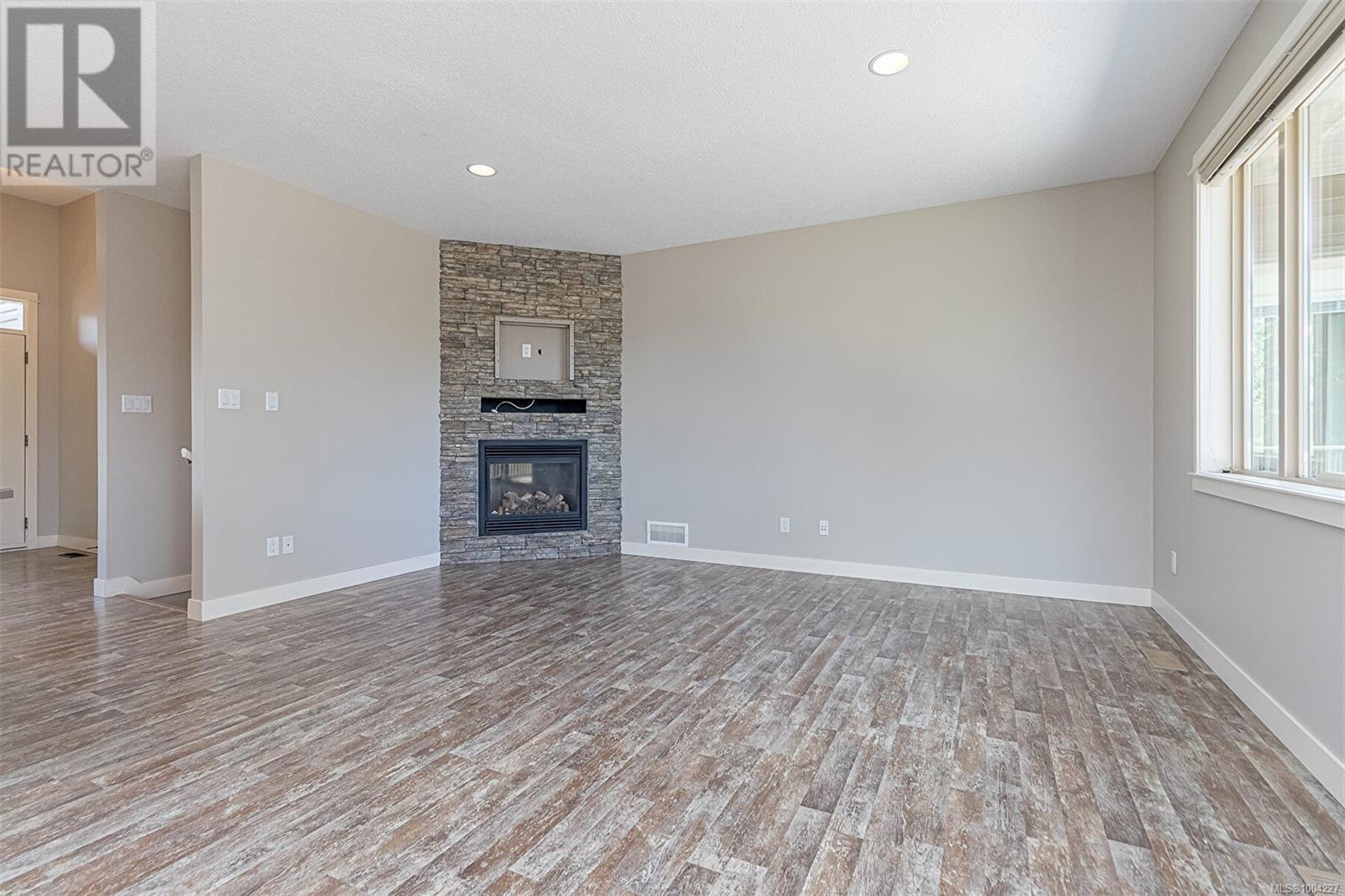 1050 Southwood Dr Property Photo 6