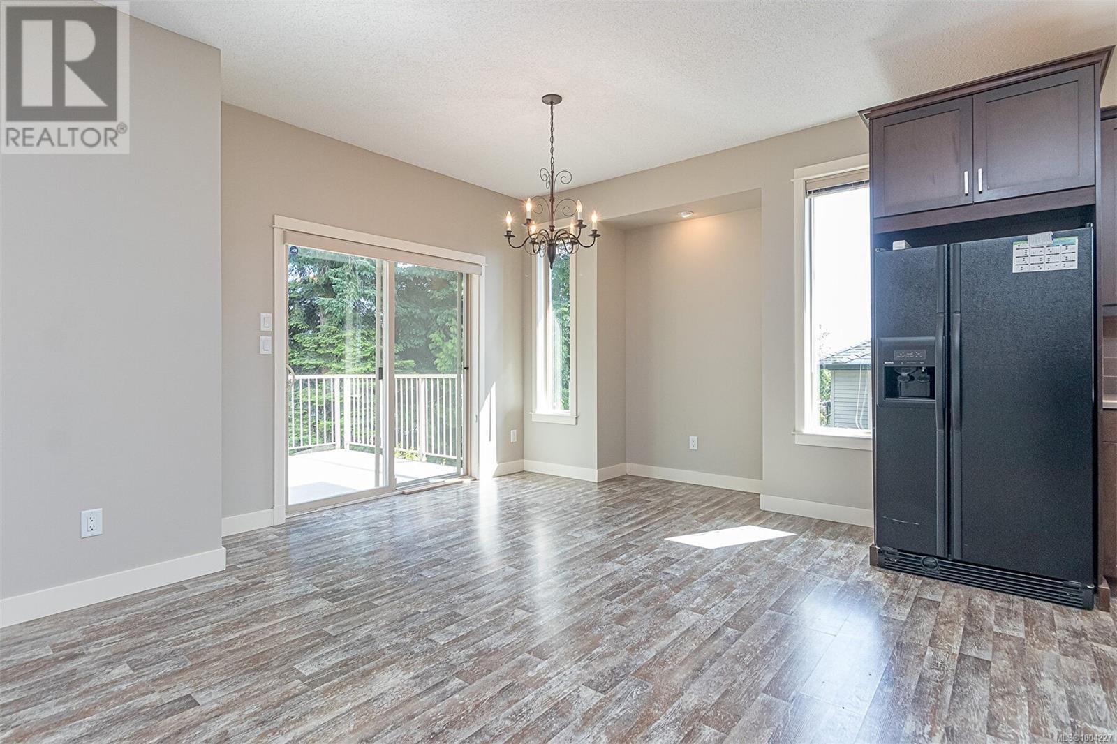 1050 Southwood Dr Property Photo 7