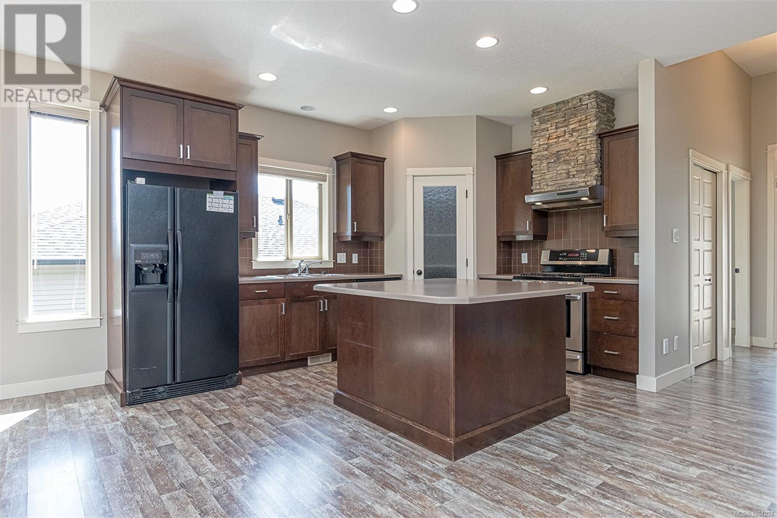 1050 Southwood Dr Property Photo 9