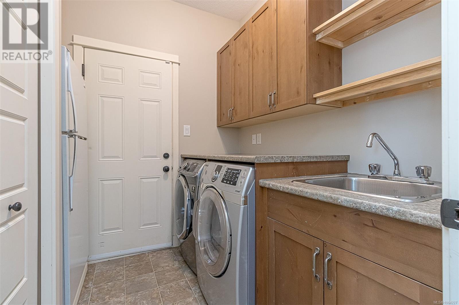 1050 Southwood Dr Property Photo 22