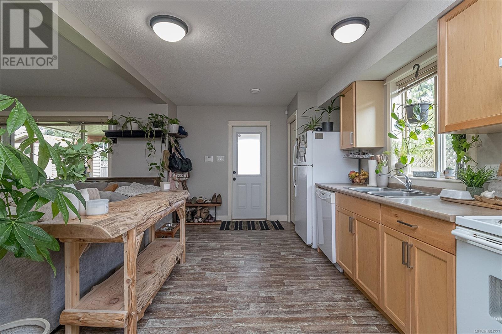 1050 Southwood Dr Property Photo 25