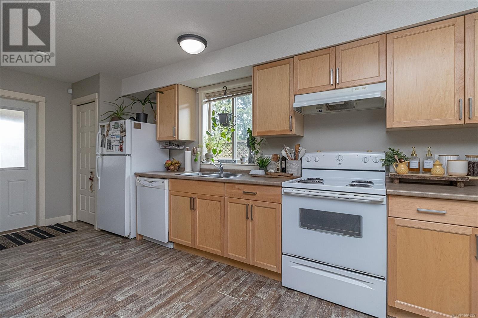 1050 Southwood Dr Property Photo 27