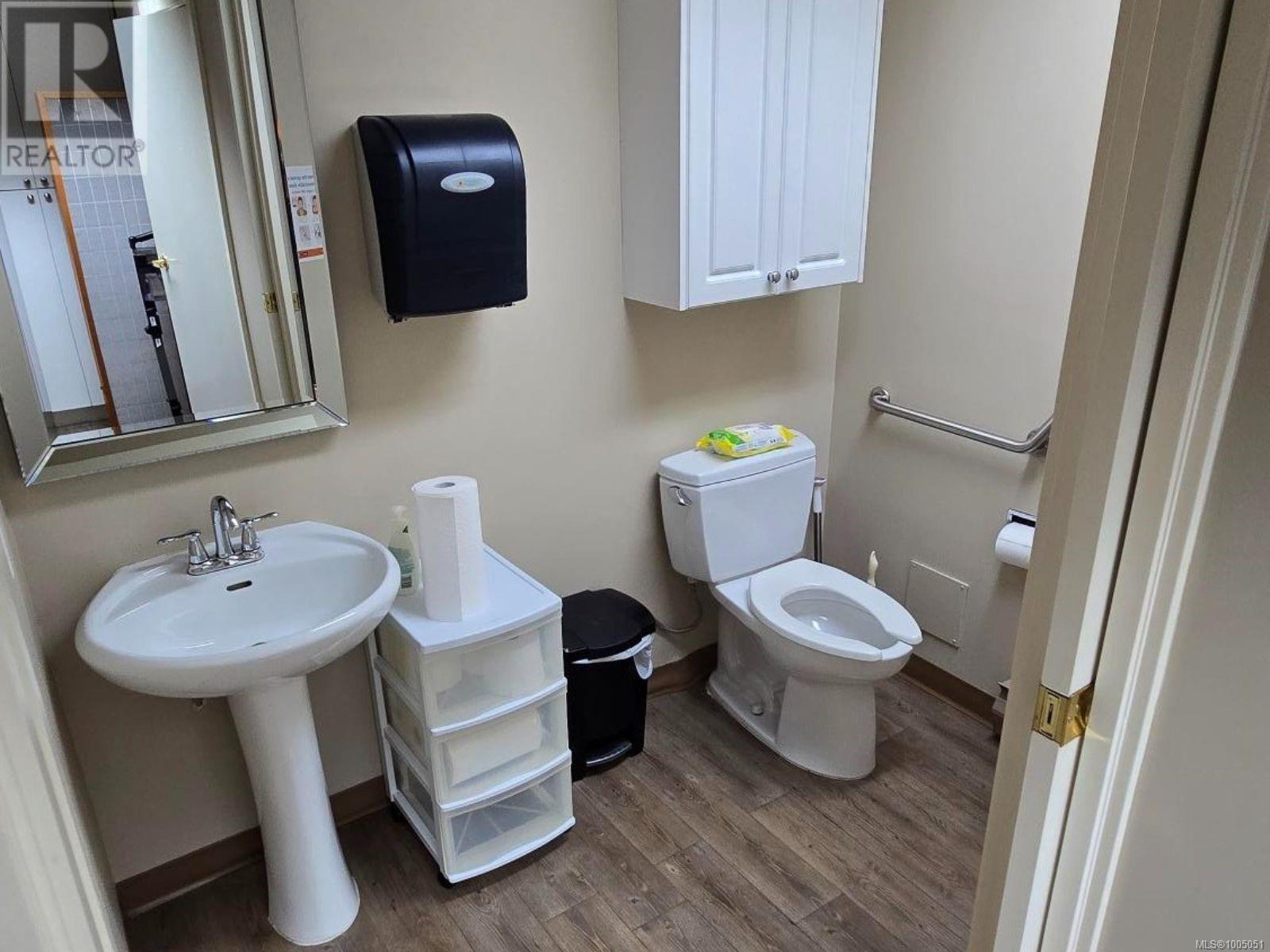 1 1595 Bay St Property Photo 21