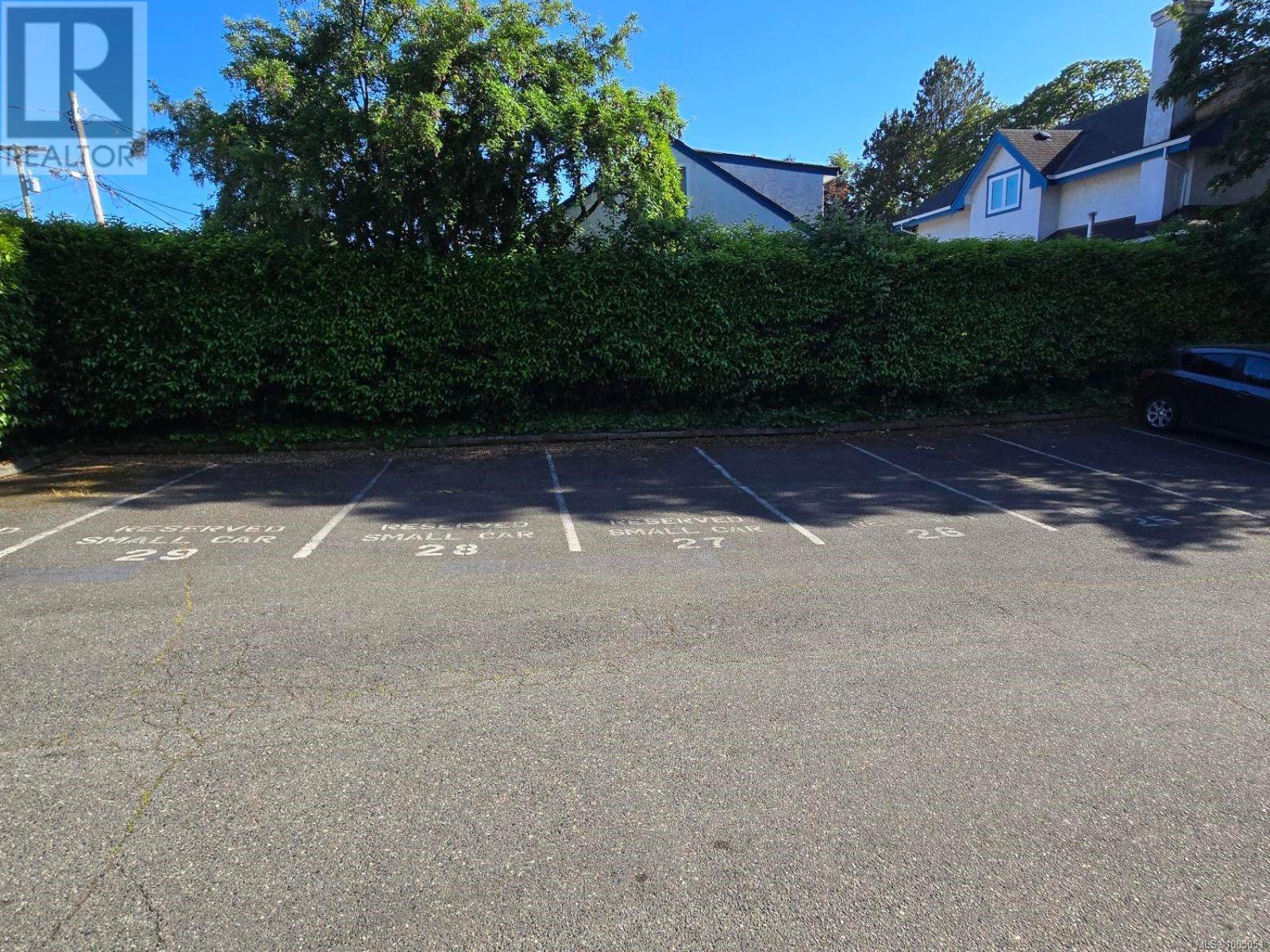 1 1595 Bay St Property Photo 23