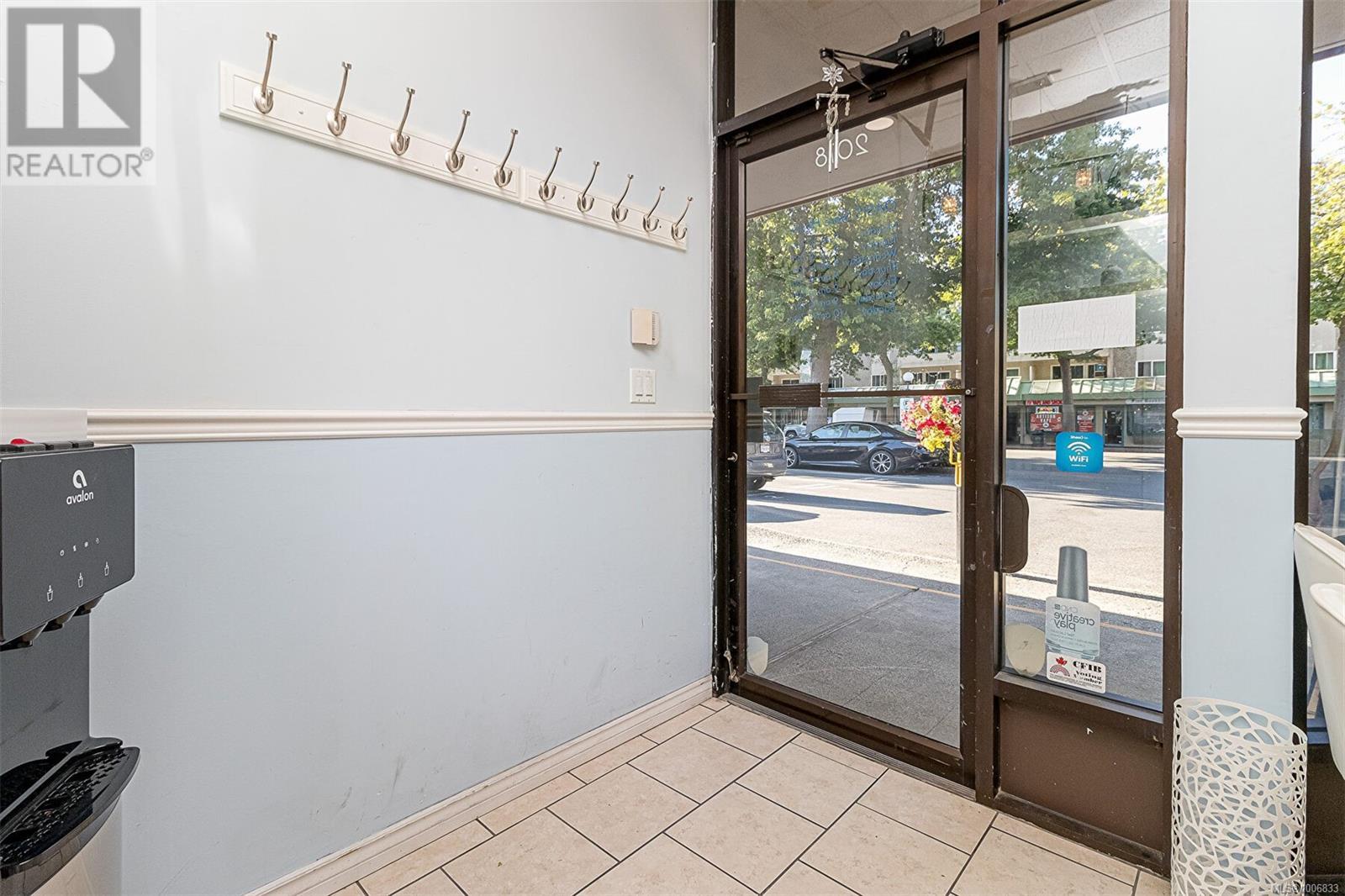 2018 Oak Bay Ave Property Photo 3