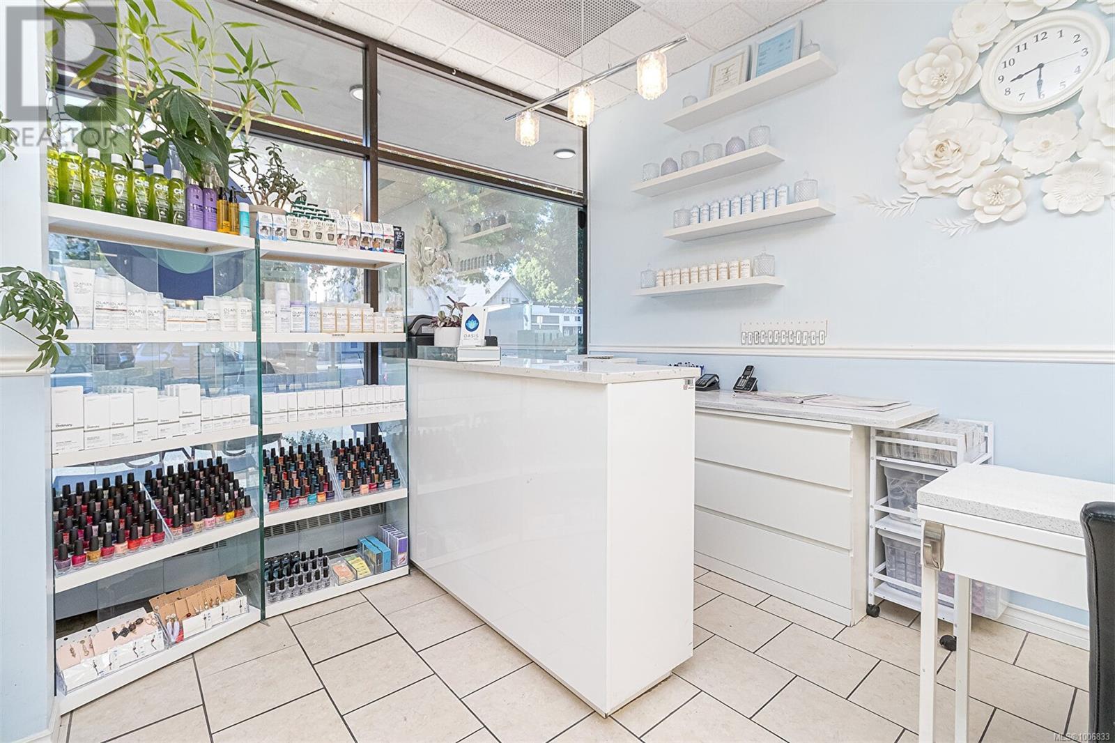 2018 Oak Bay Ave Property Photo 8