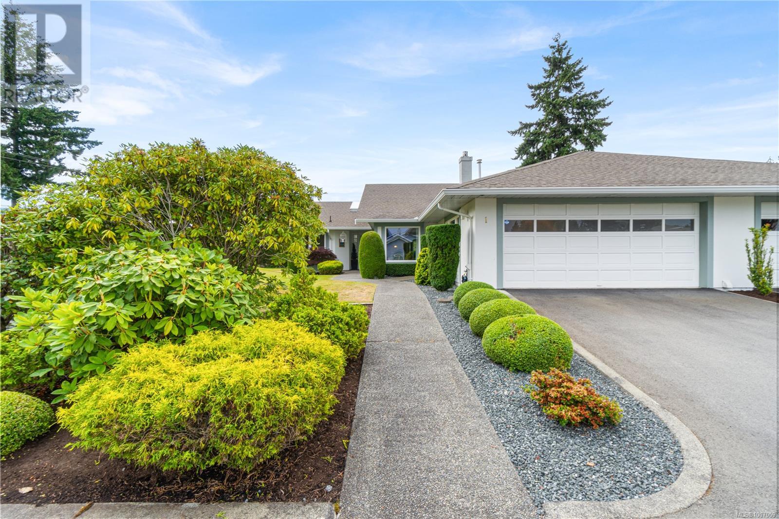 1 639 Arbutus St Property Photo 1