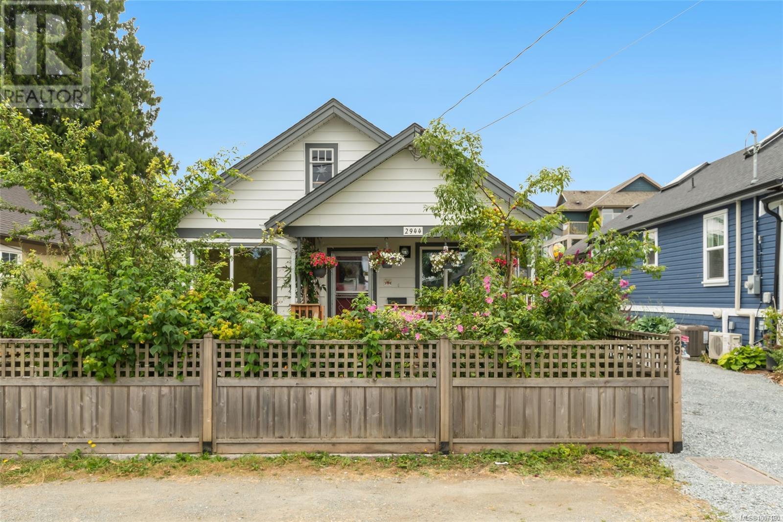 2944 Pine St Property Photo 1