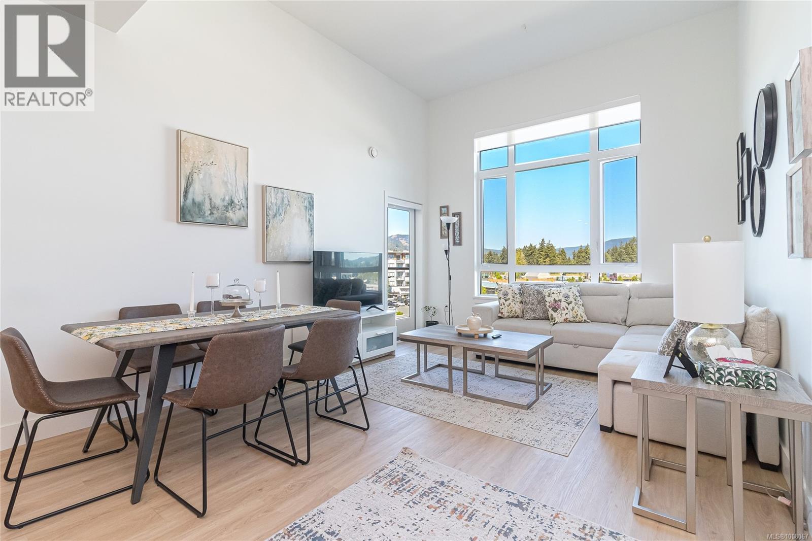 536 920 Reunion Ave Property Photo 3