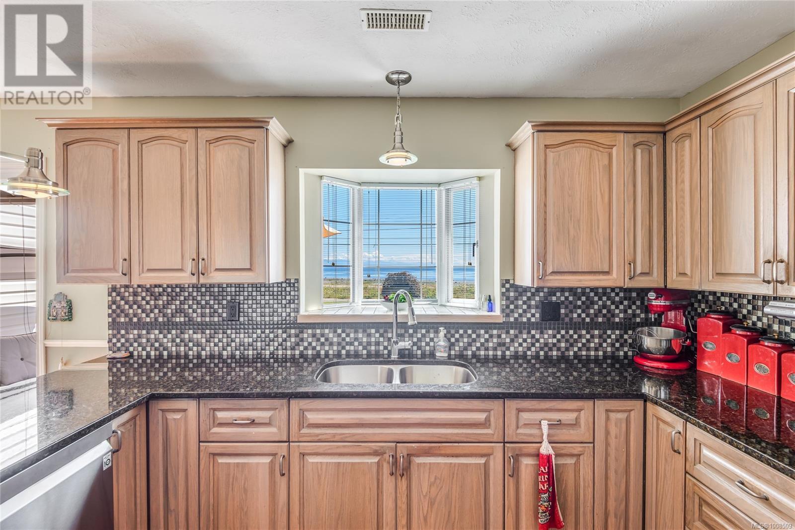 3816 South Island Highway Property Photo 16