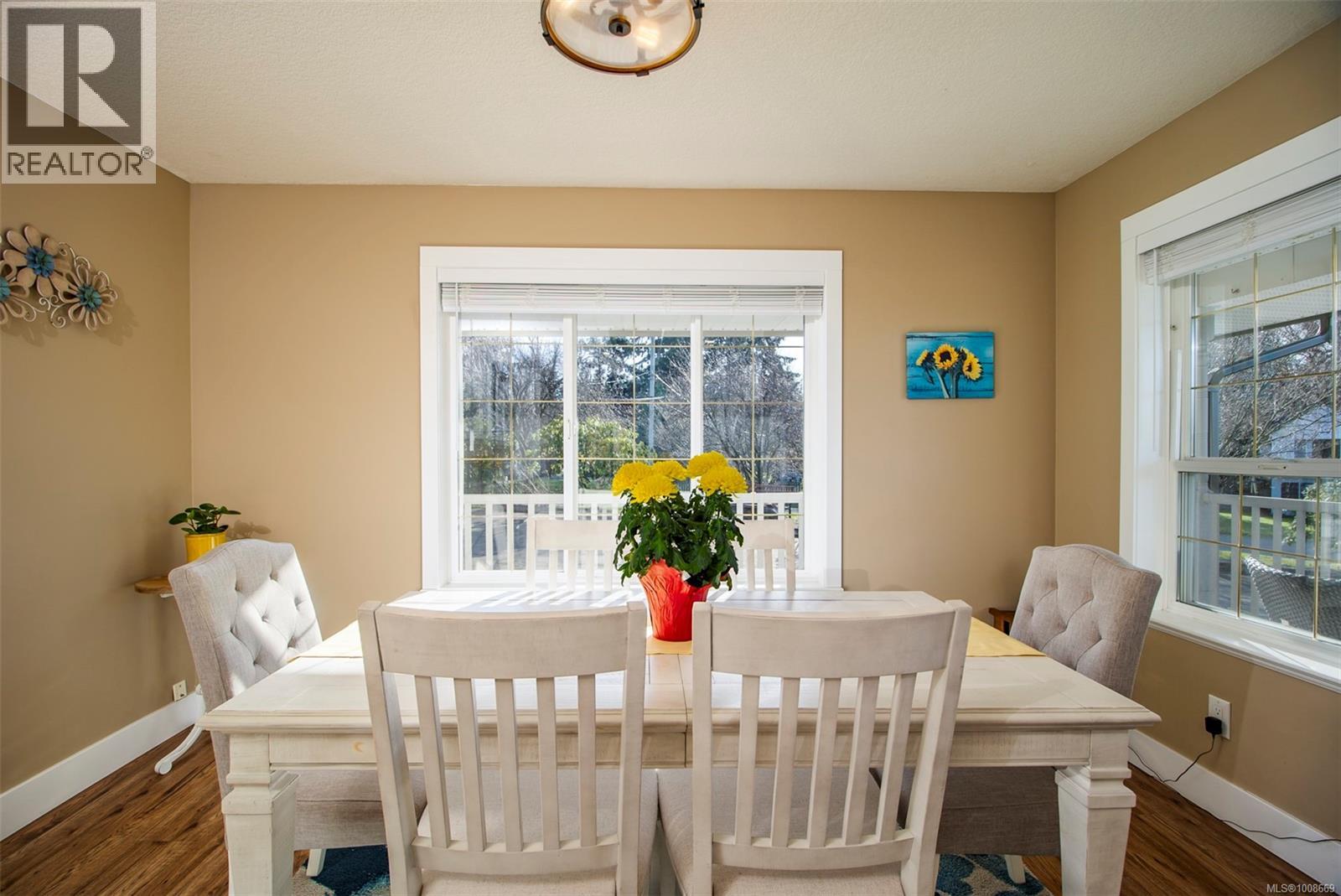 1960 Emma Way Property Photo 6