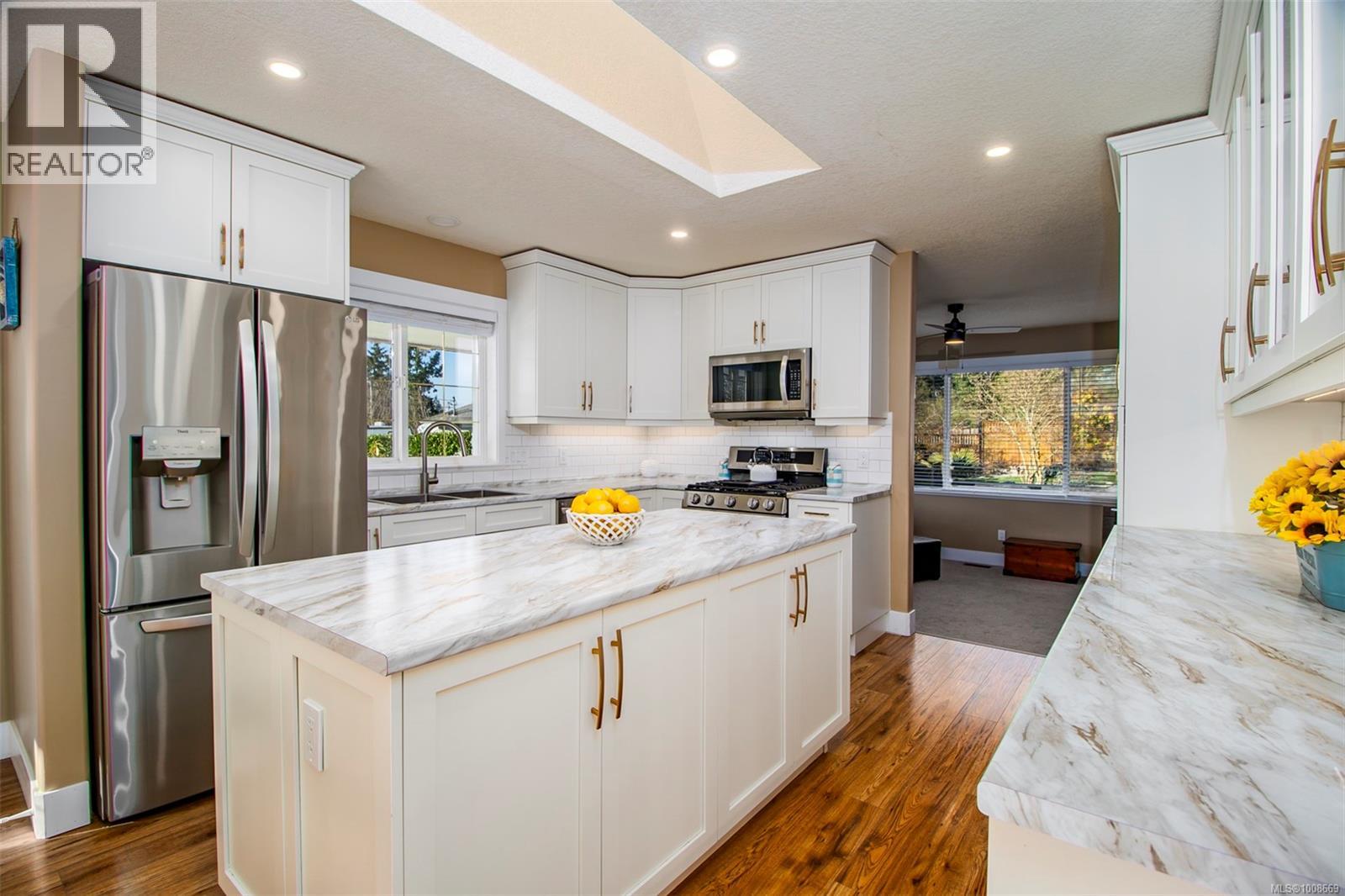 1960 Emma Way Property Photo 8