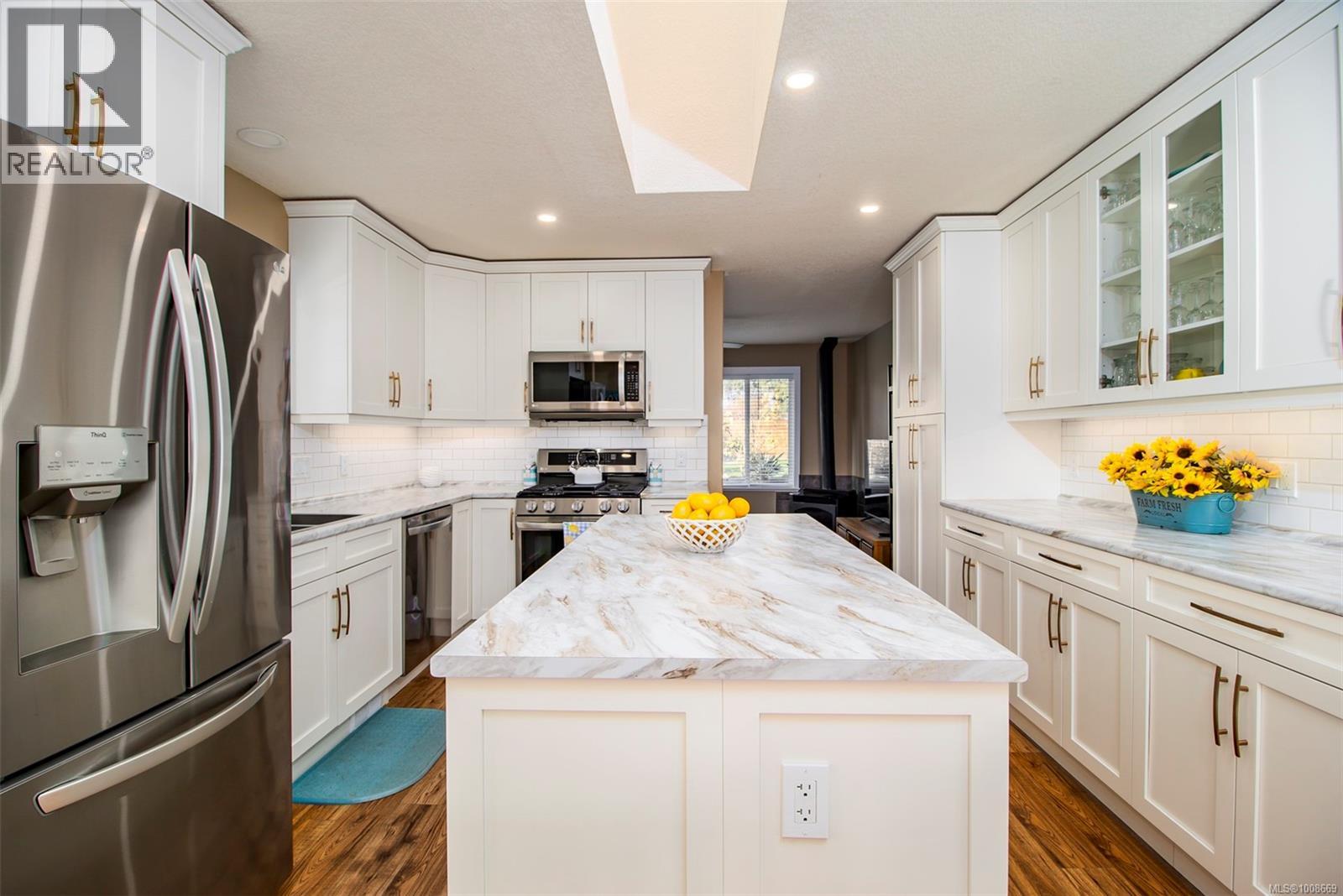 1960 Emma Way Property Photo 9