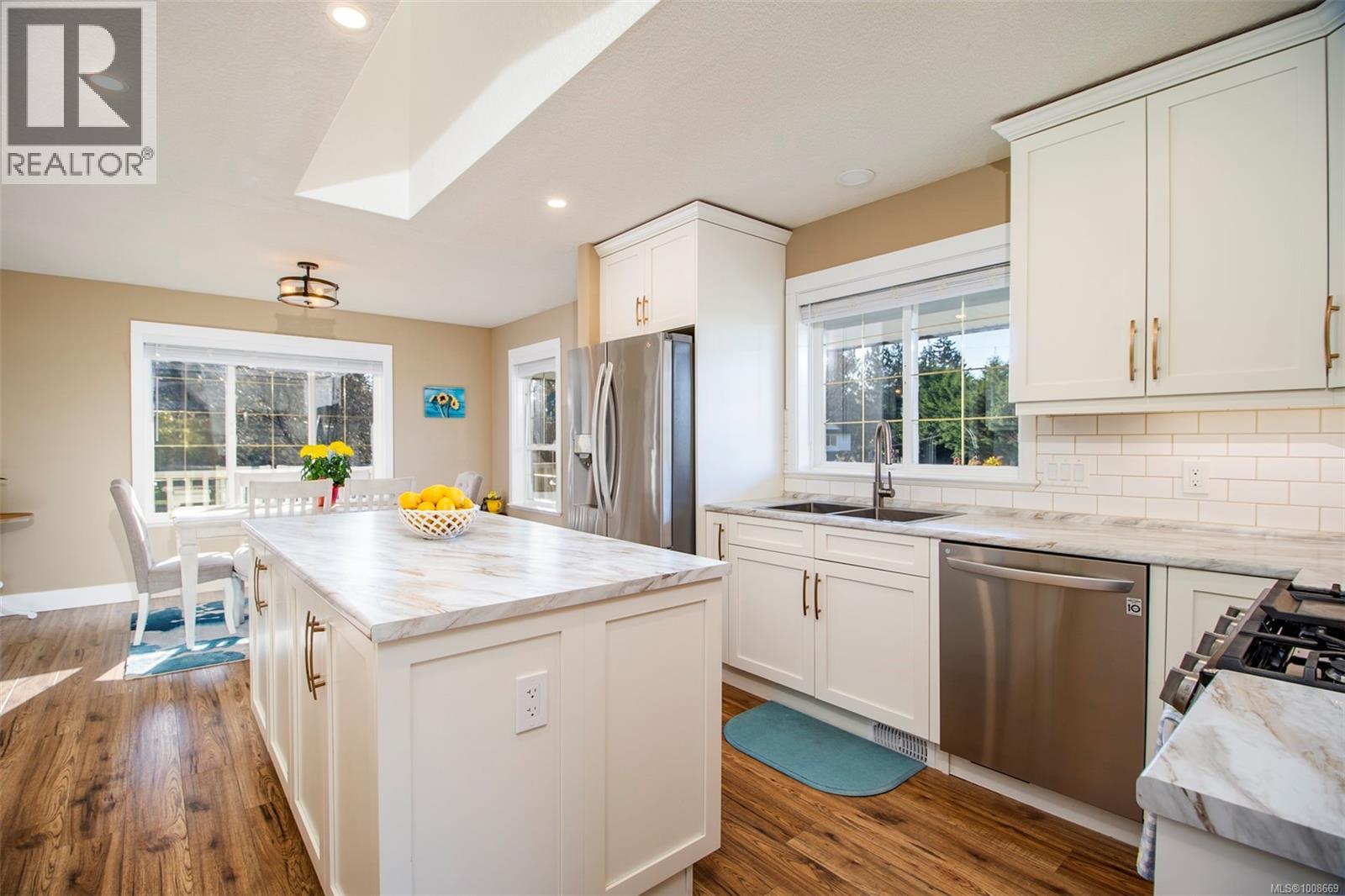 1960 Emma Way Property Photo 13