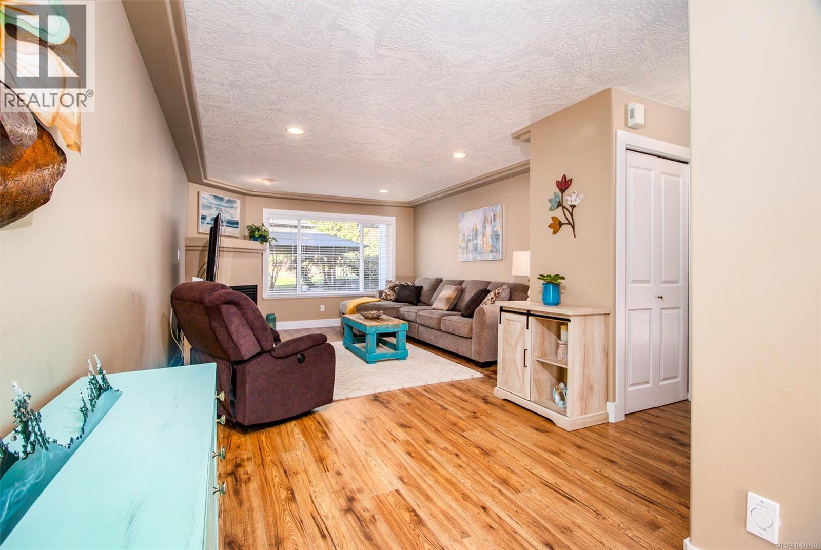 1960 Emma Way Property Photo 16