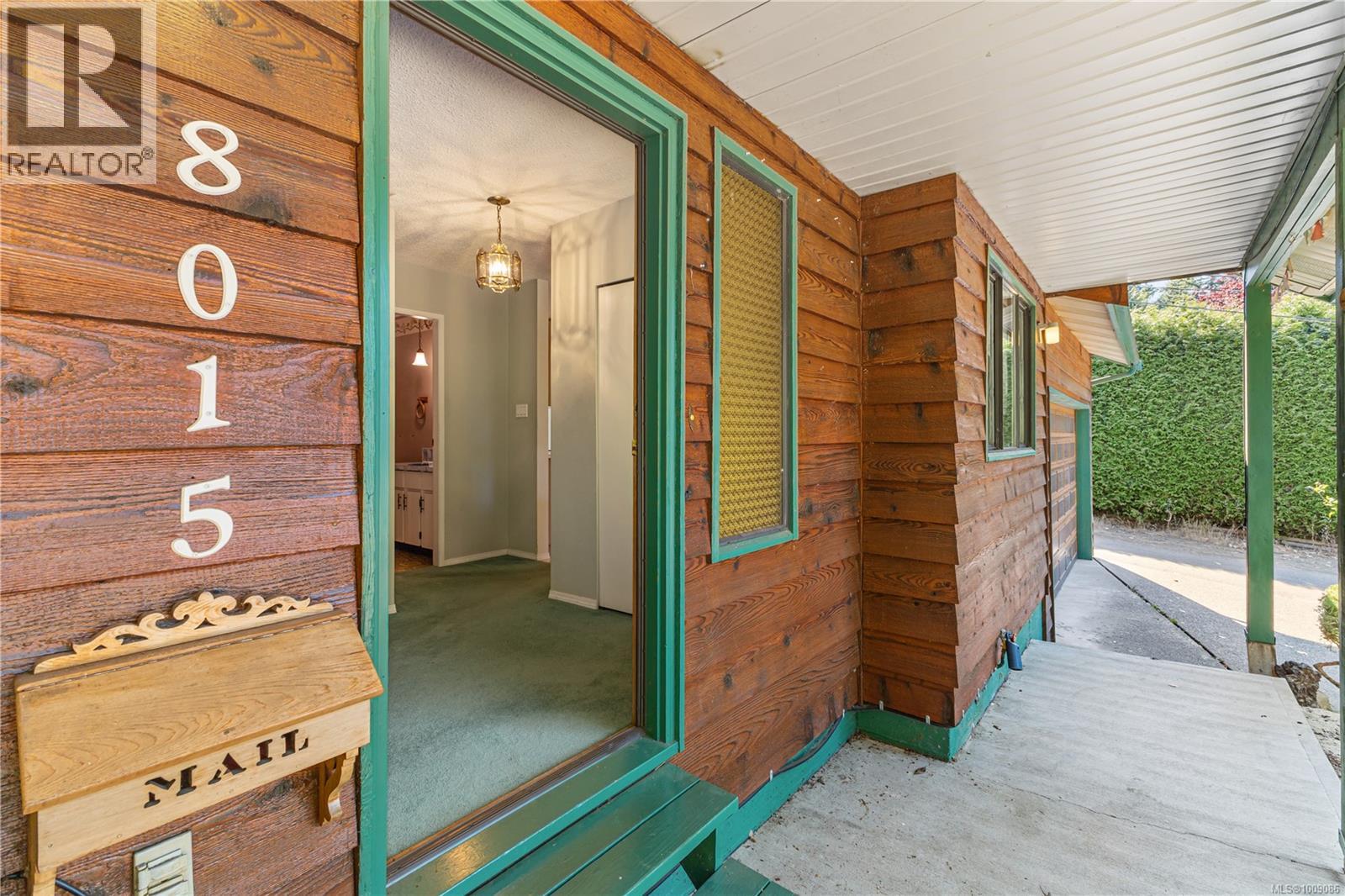 8015 Northwind Dr Property Photo 4
