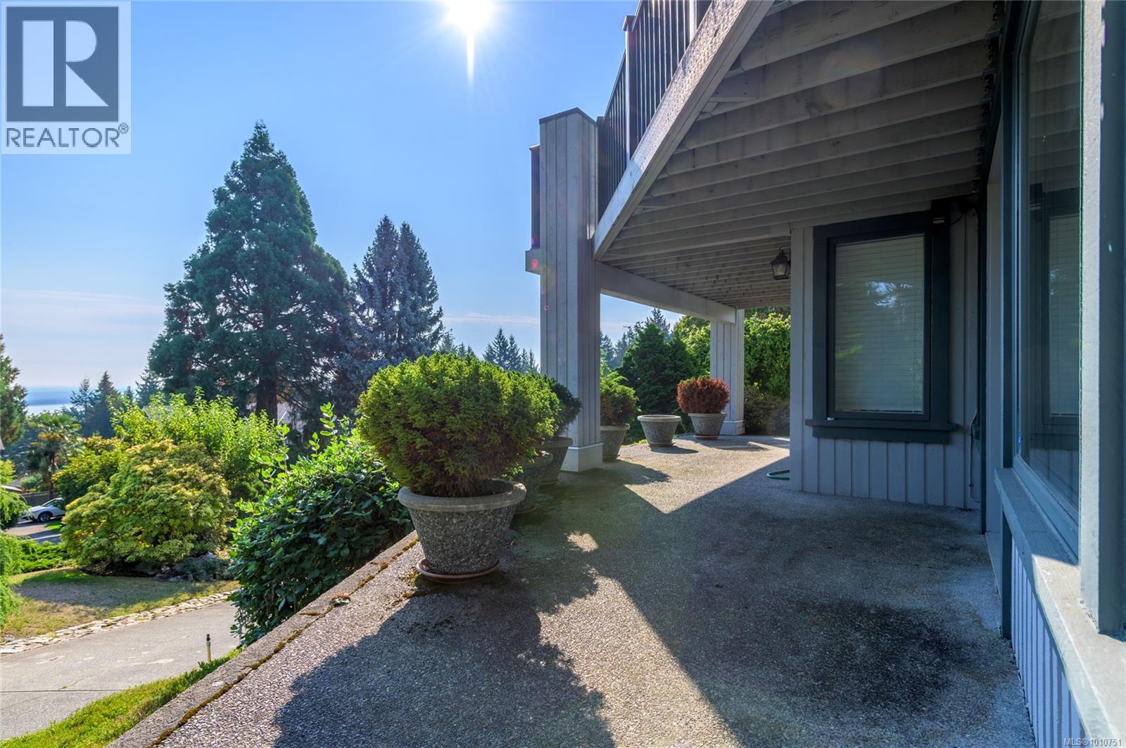 8742 Pender Park Dr Property Photo 4