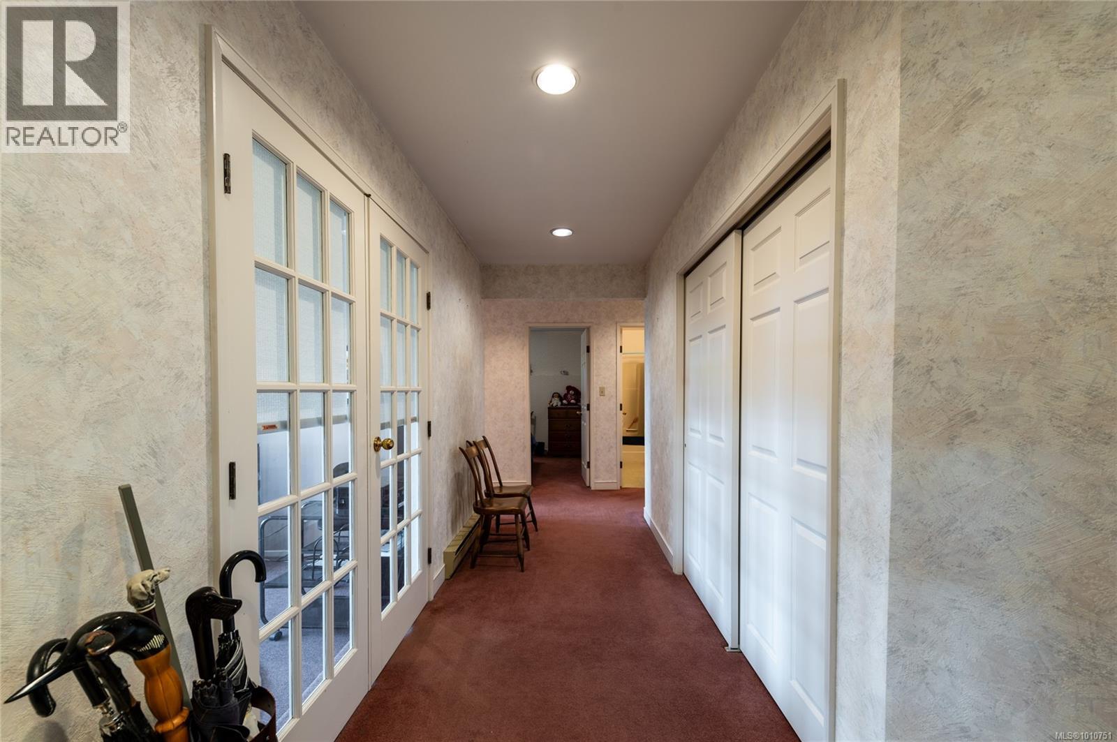 8742 Pender Park Dr Property Photo 7