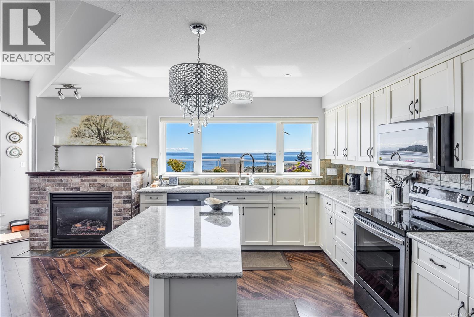 419 350 Island Hwy S Property Photo 1