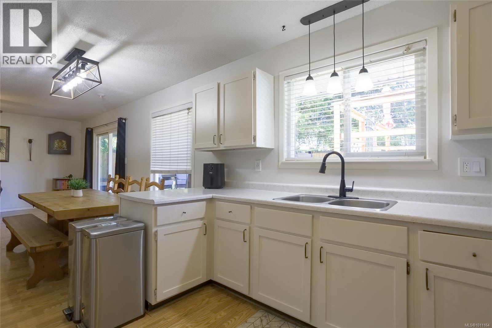 6144 Edgehill Place Property Photo 9